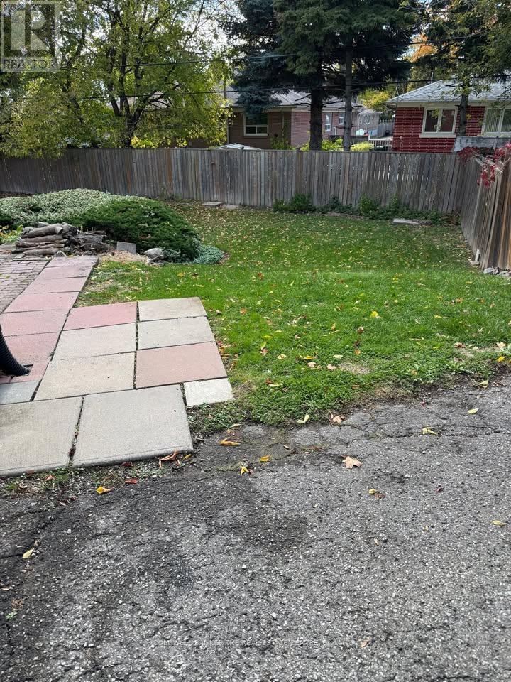 Main-Upper Level - 20 Roseglor Crescent, Toronto, Ontario  M1P 3T6 - Photo 15 - E12556650