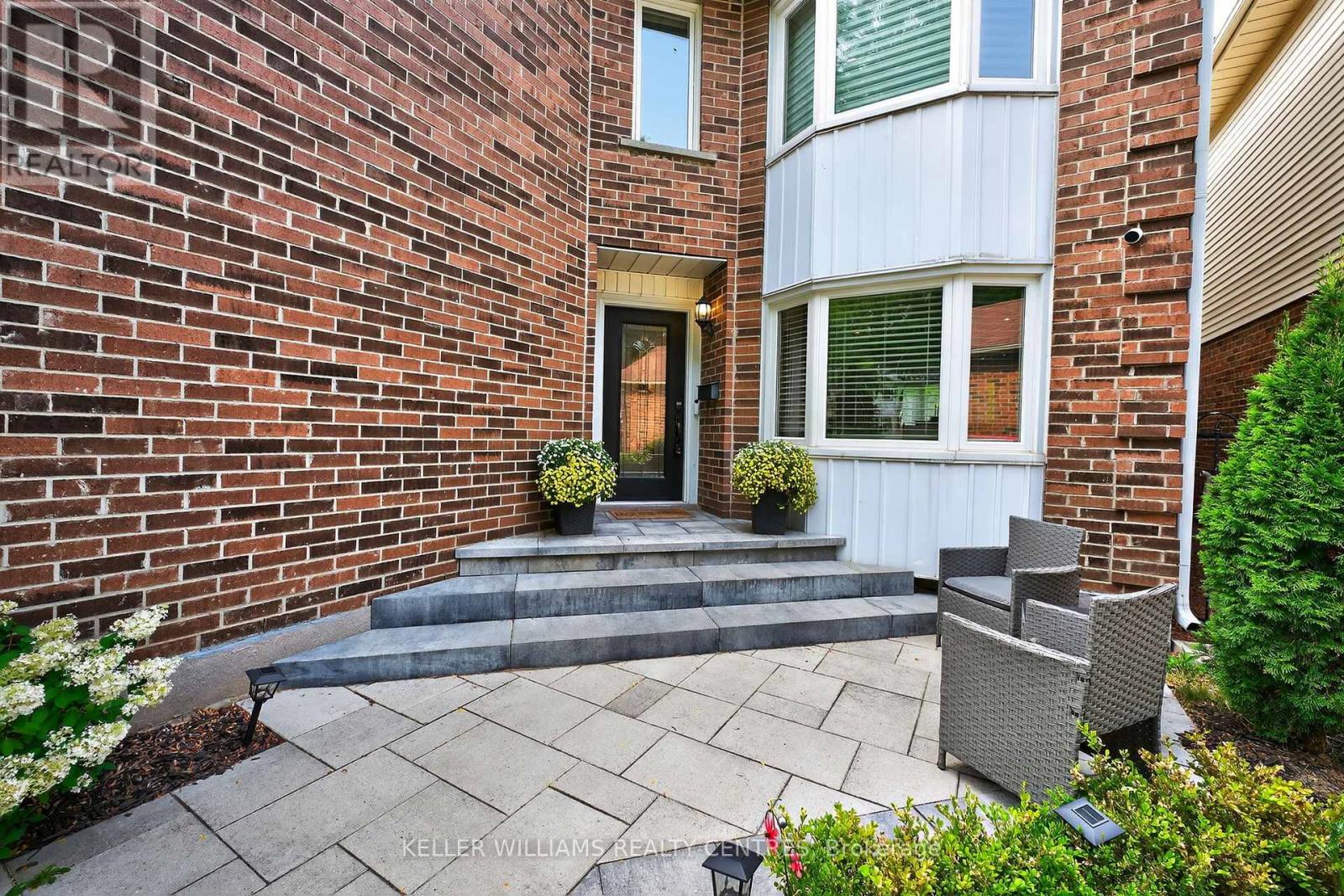 42 Buchanan Crescent, Aurora, Ontario  L4G 5K4 - Photo 2 - N12556688