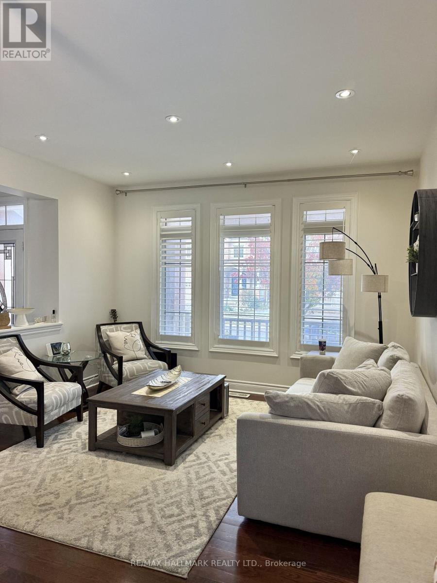 220 Tonner Crescent, Aurora, Ontario  L4G 7T7 - Photo 3 - N12556754