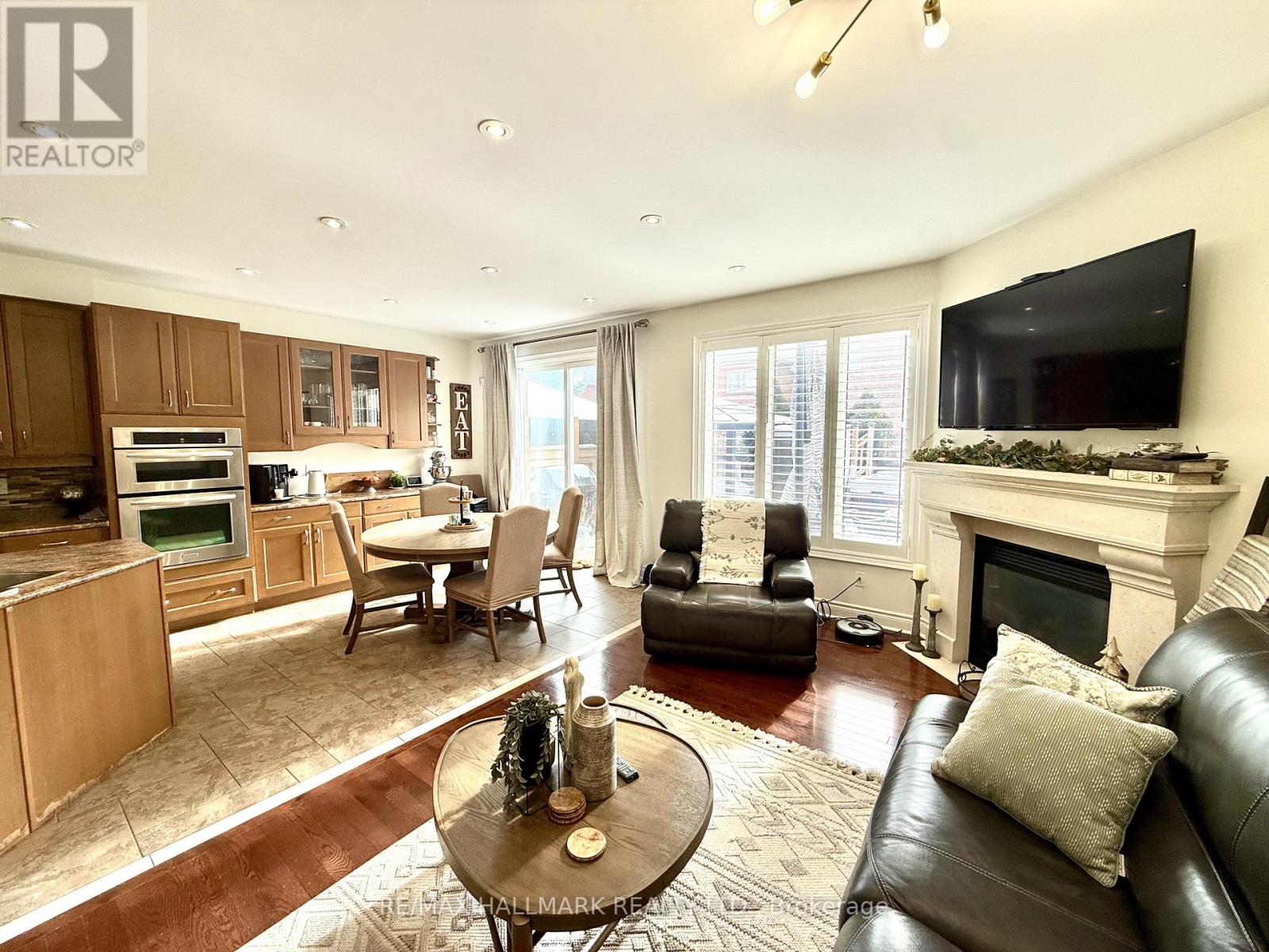 220 Tonner Crescent, Aurora, Ontario  L4G 7T7 - Photo 8 - N12556754