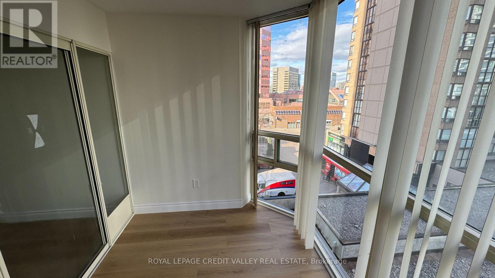 511 - 285 Enfield Place, Mississauga, Ontario  L5B 3Y6 - Photo 10 - W12556624