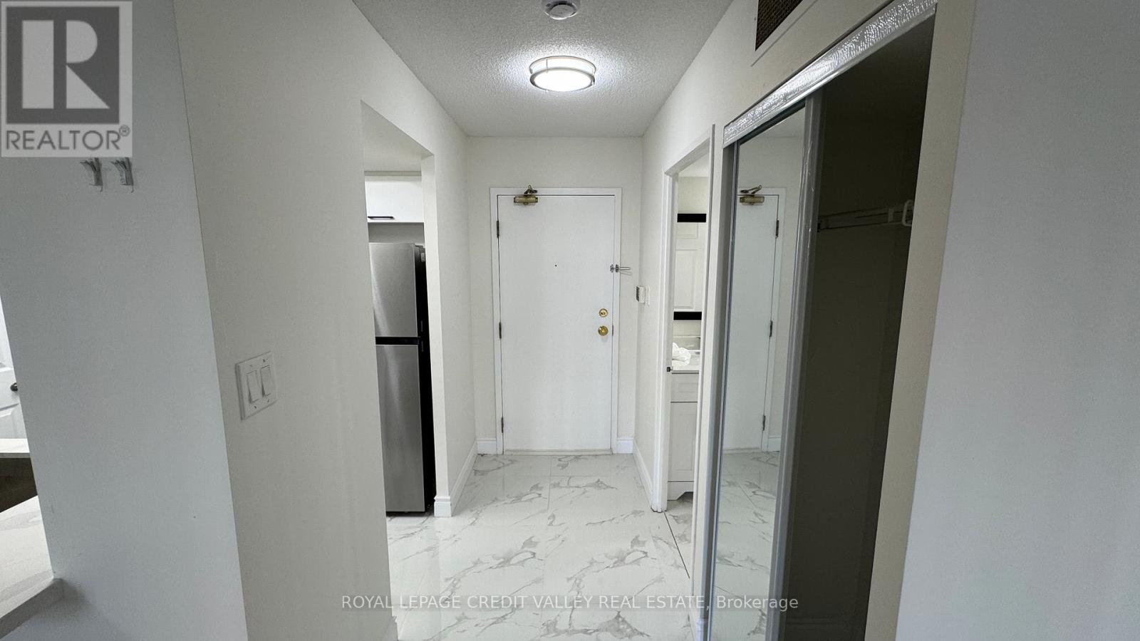 511 - 285 Enfield Place, Mississauga, Ontario  L5B 3Y6 - Photo 2 - W12556624
