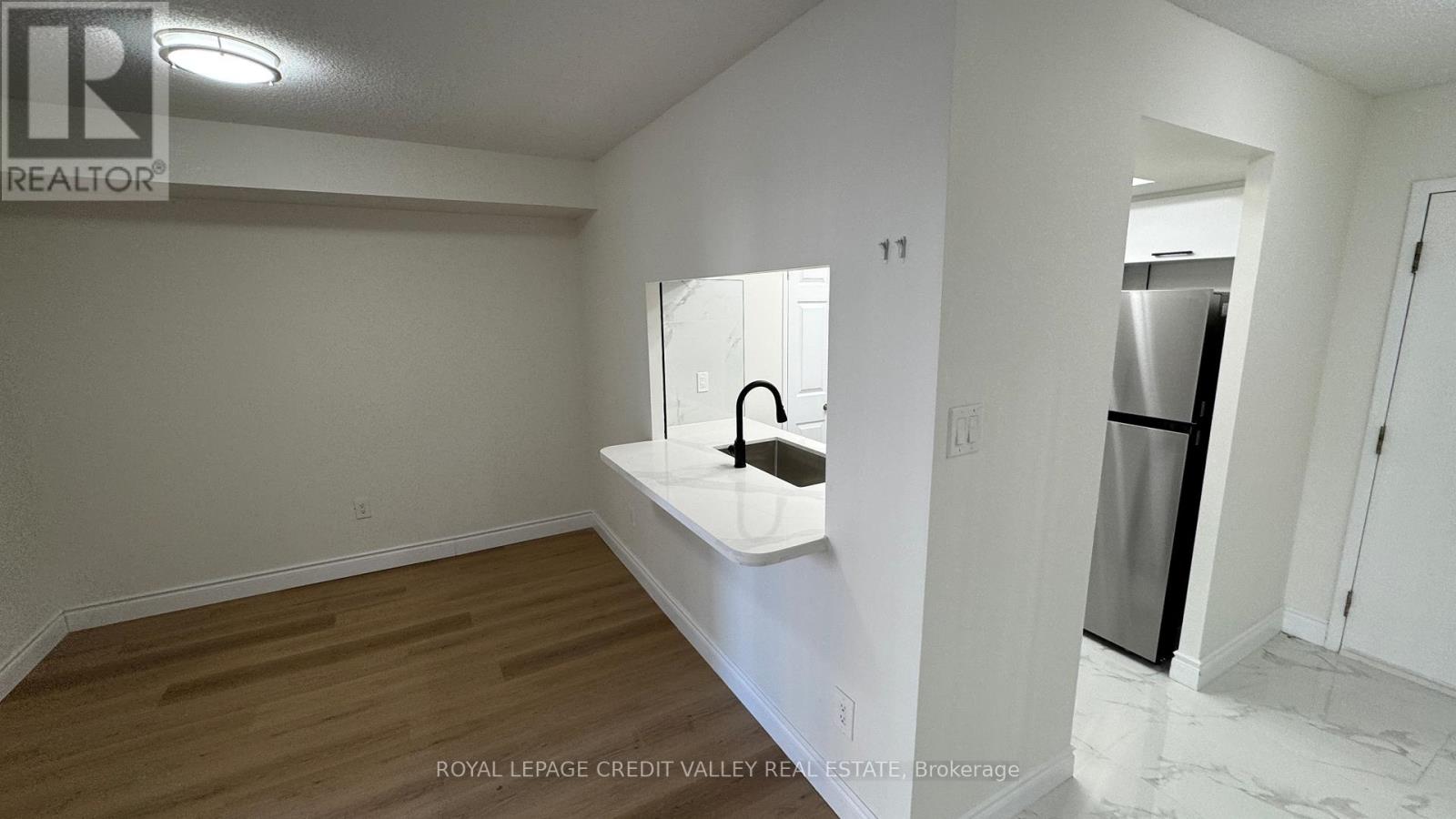 511 - 285 Enfield Place, Mississauga, Ontario  L5B 3Y6 - Photo 3 - W12556624