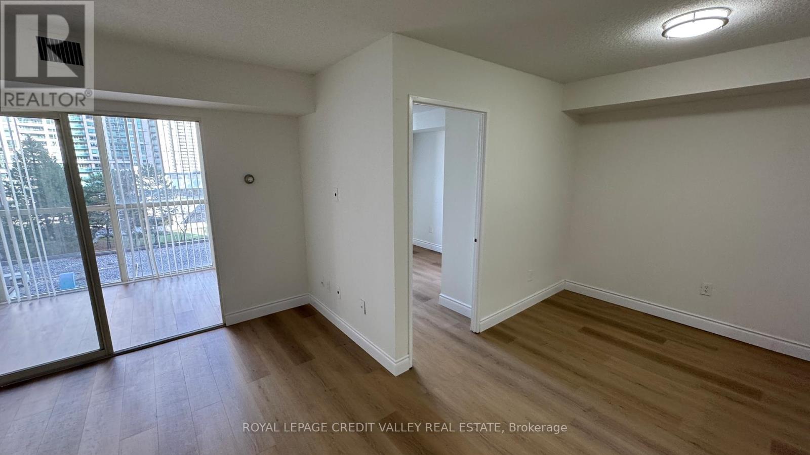 511 - 285 Enfield Place, Mississauga, Ontario  L5B 3Y6 - Photo 4 - W12556624