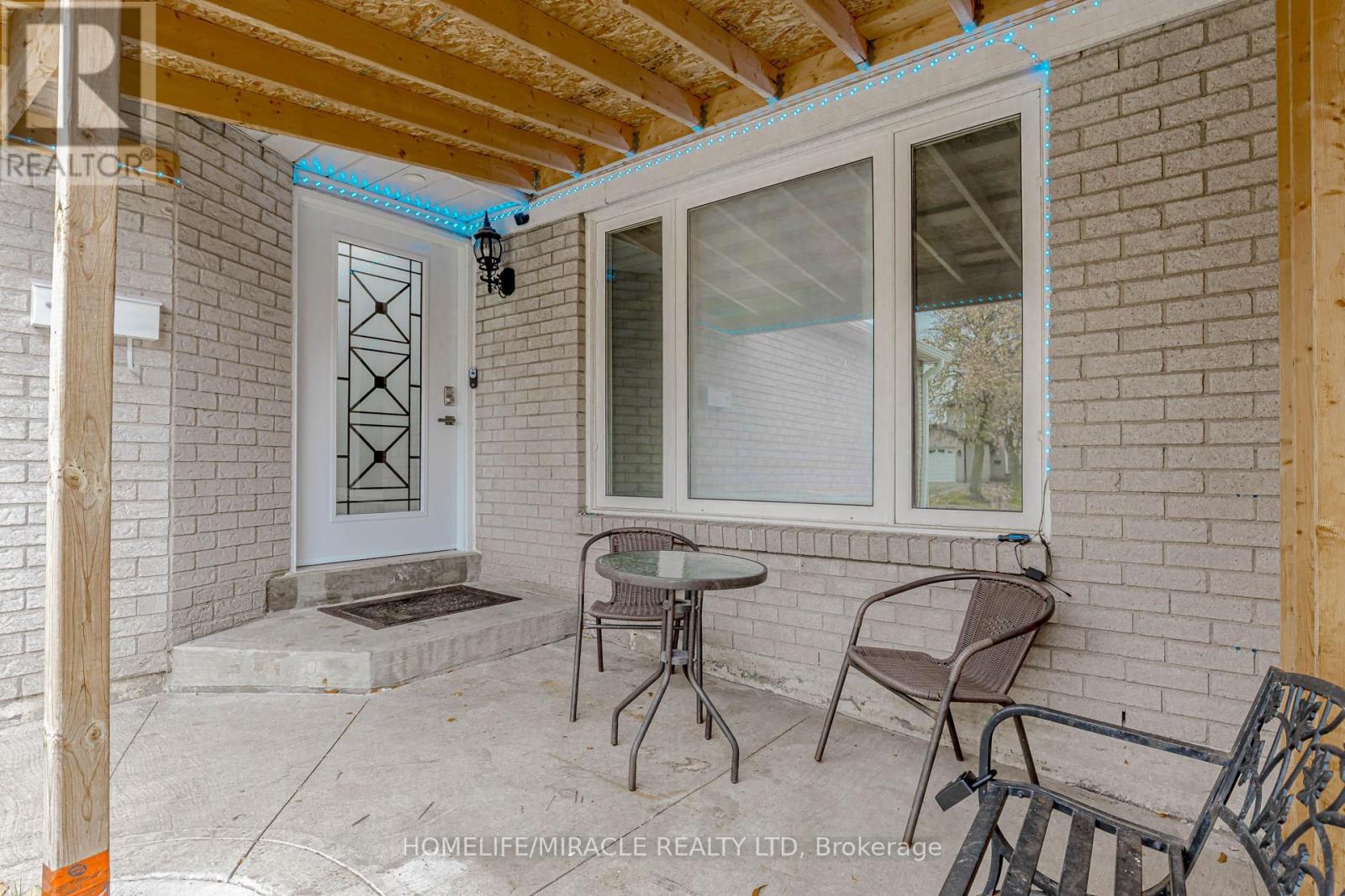 10 Festoon Place, Brampton, Ontario  L6T 4R4 - Photo 4 - W12556626