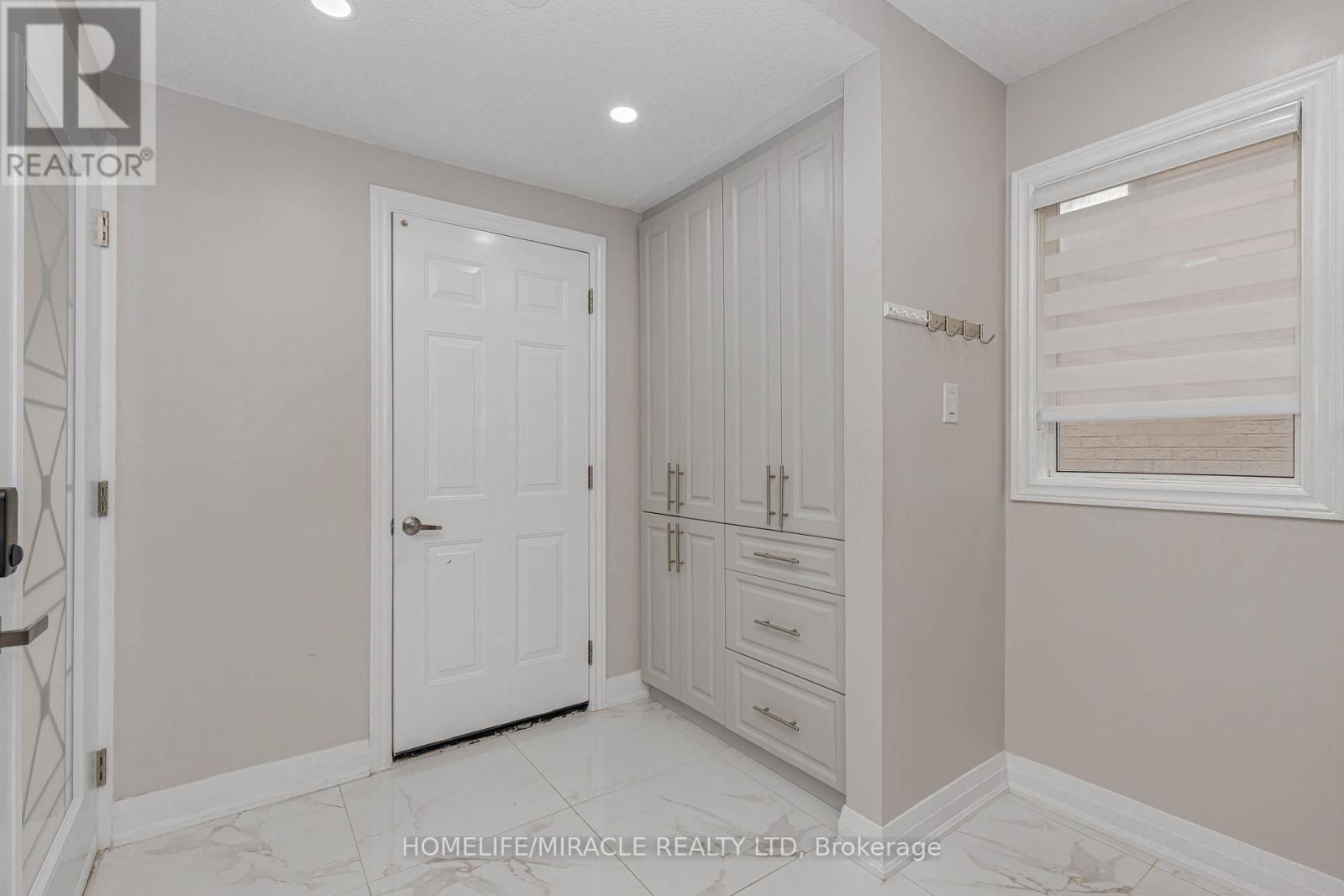 10 Festoon Place, Brampton, Ontario  L6T 4R4 - Photo 6 - W12556626