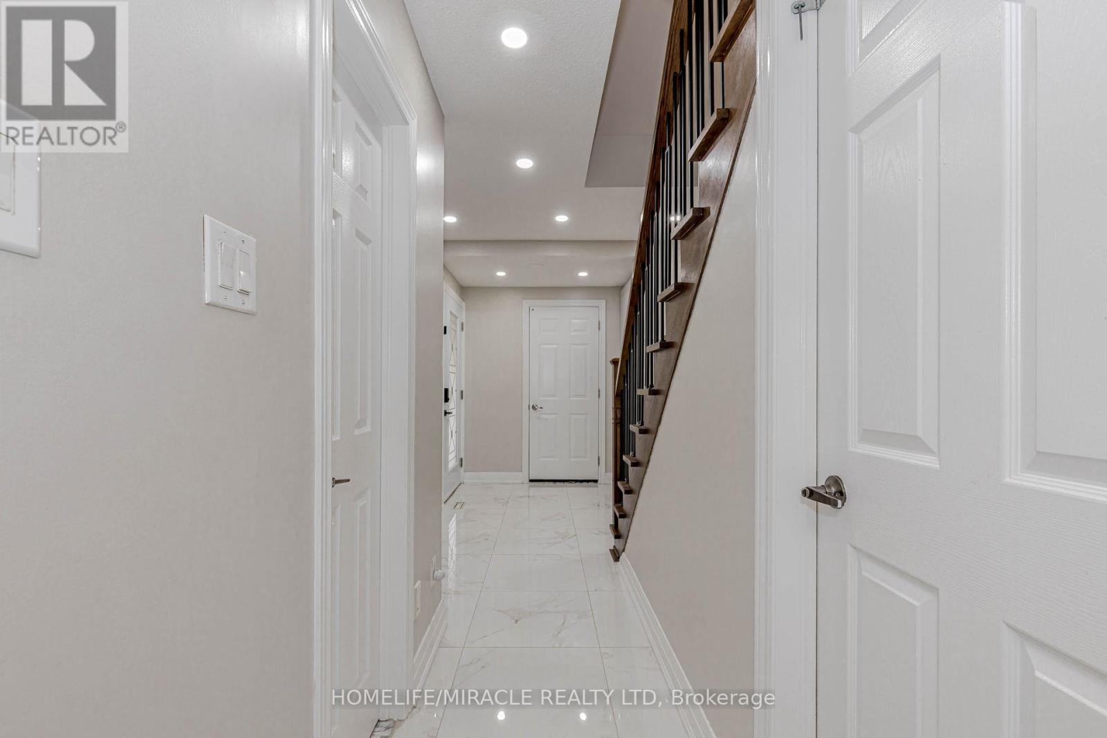 10 Festoon Place, Brampton, Ontario  L6T 4R4 - Photo 8 - W12556626