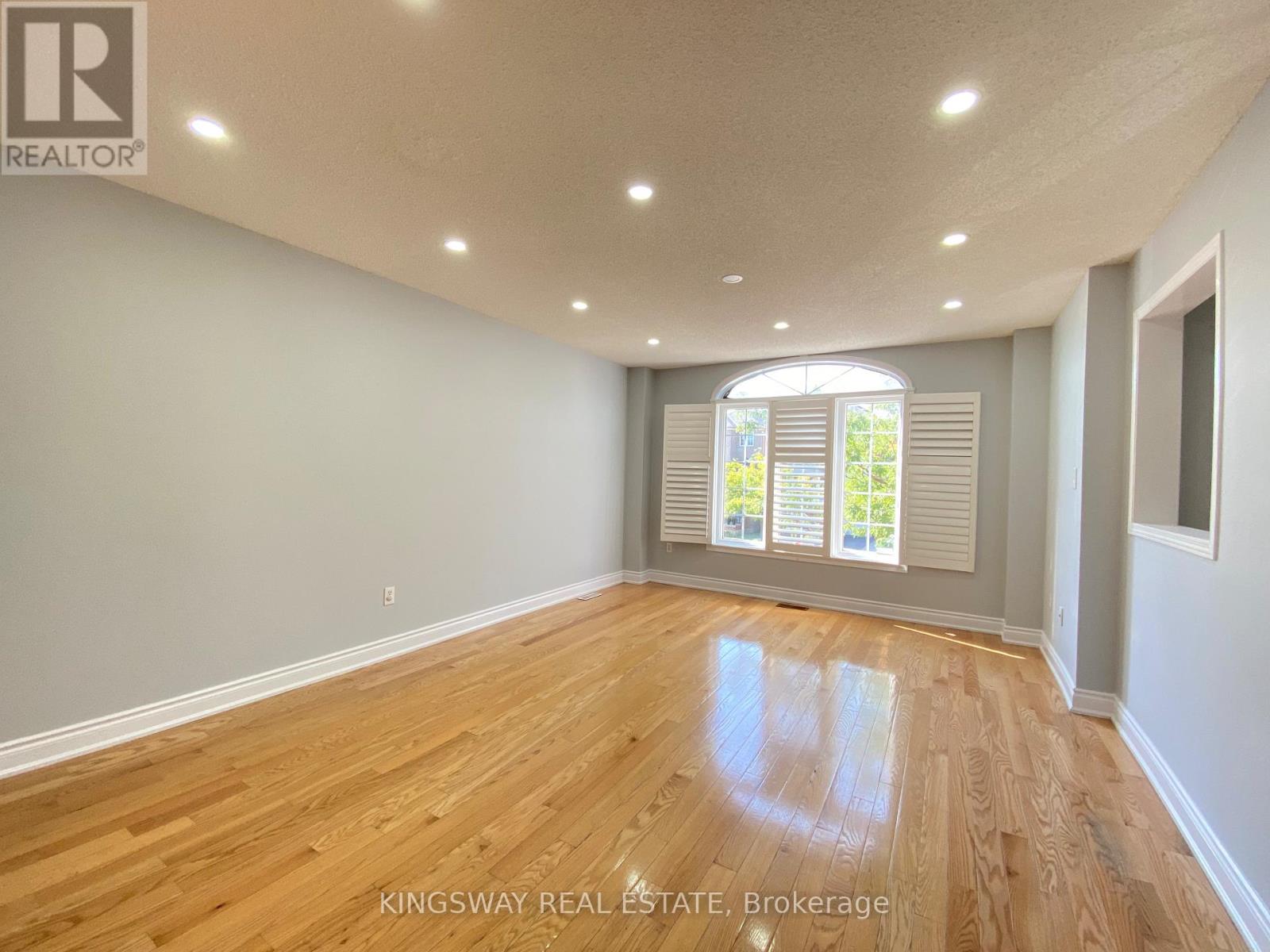 33 Caranci Crescent, Brampton, Ontario  L6P 1H3 - Photo 2 - W12556680