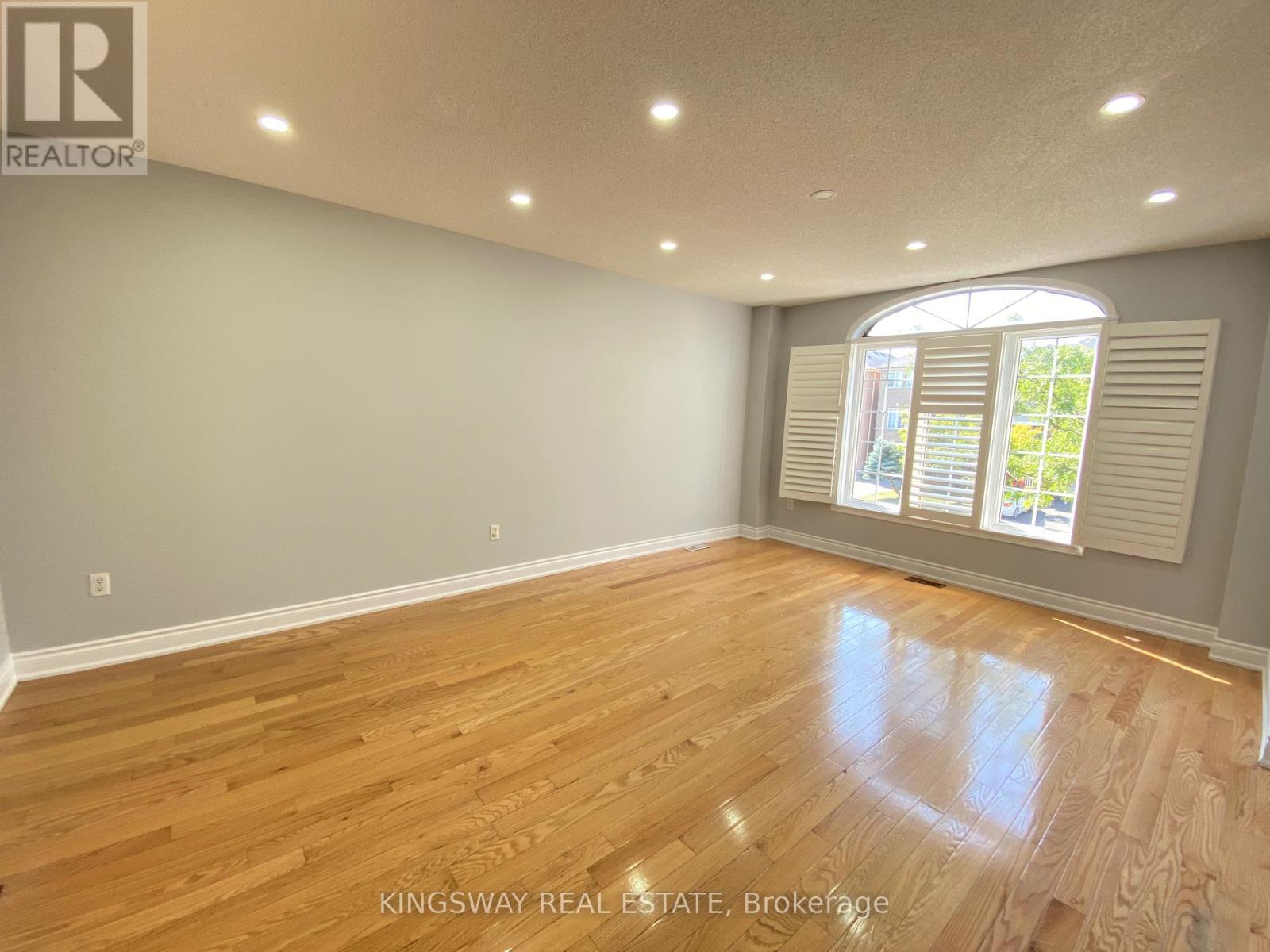 33 Caranci Crescent, Brampton, Ontario  L6P 1H3 - Photo 3 - W12556680