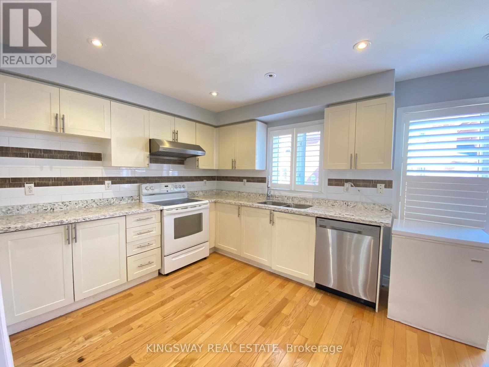 33 Caranci Crescent, Brampton, Ontario  L6P 1H3 - Photo 4 - W12556680