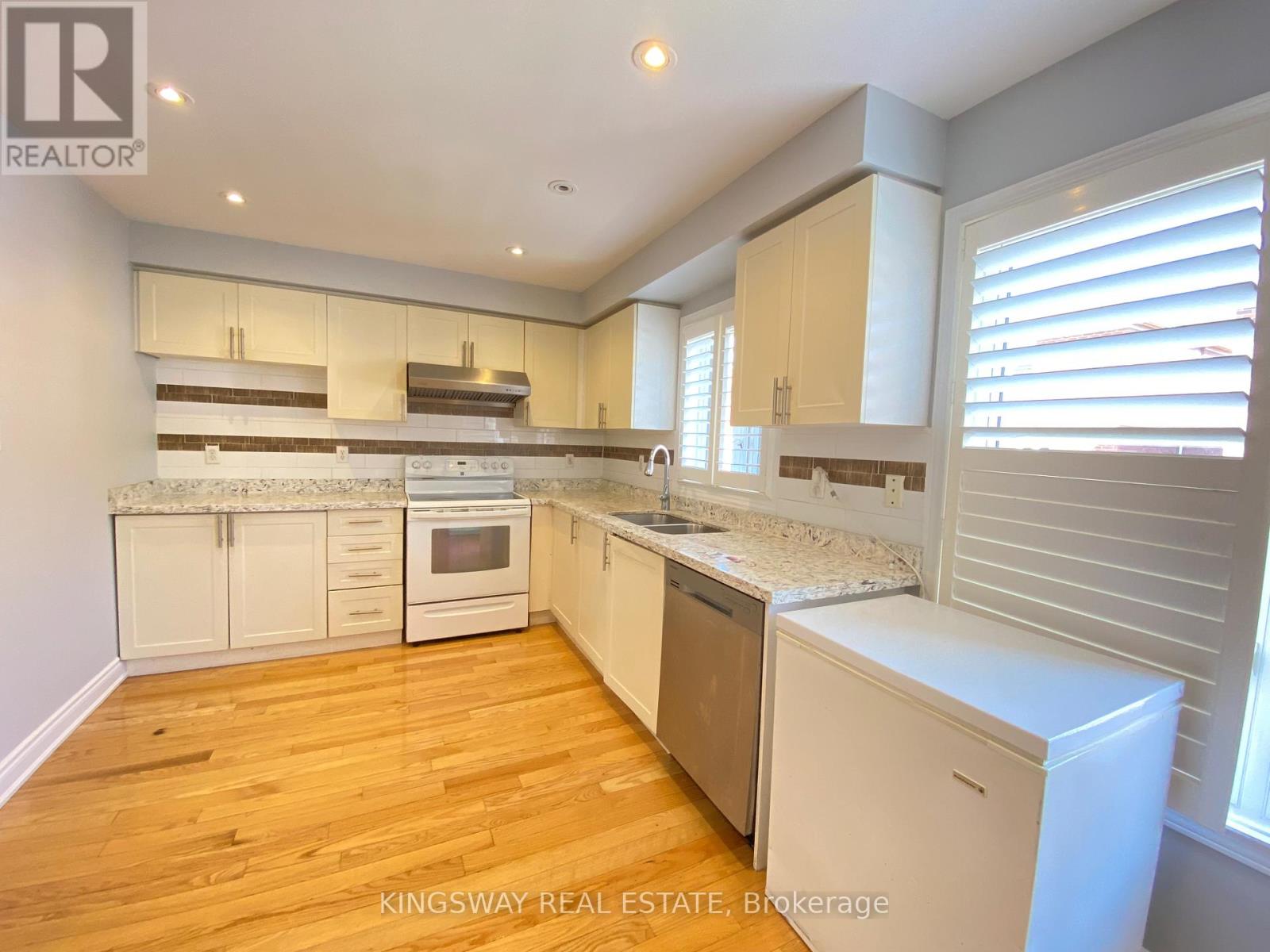 33 Caranci Crescent, Brampton, Ontario  L6P 1H3 - Photo 5 - W12556680