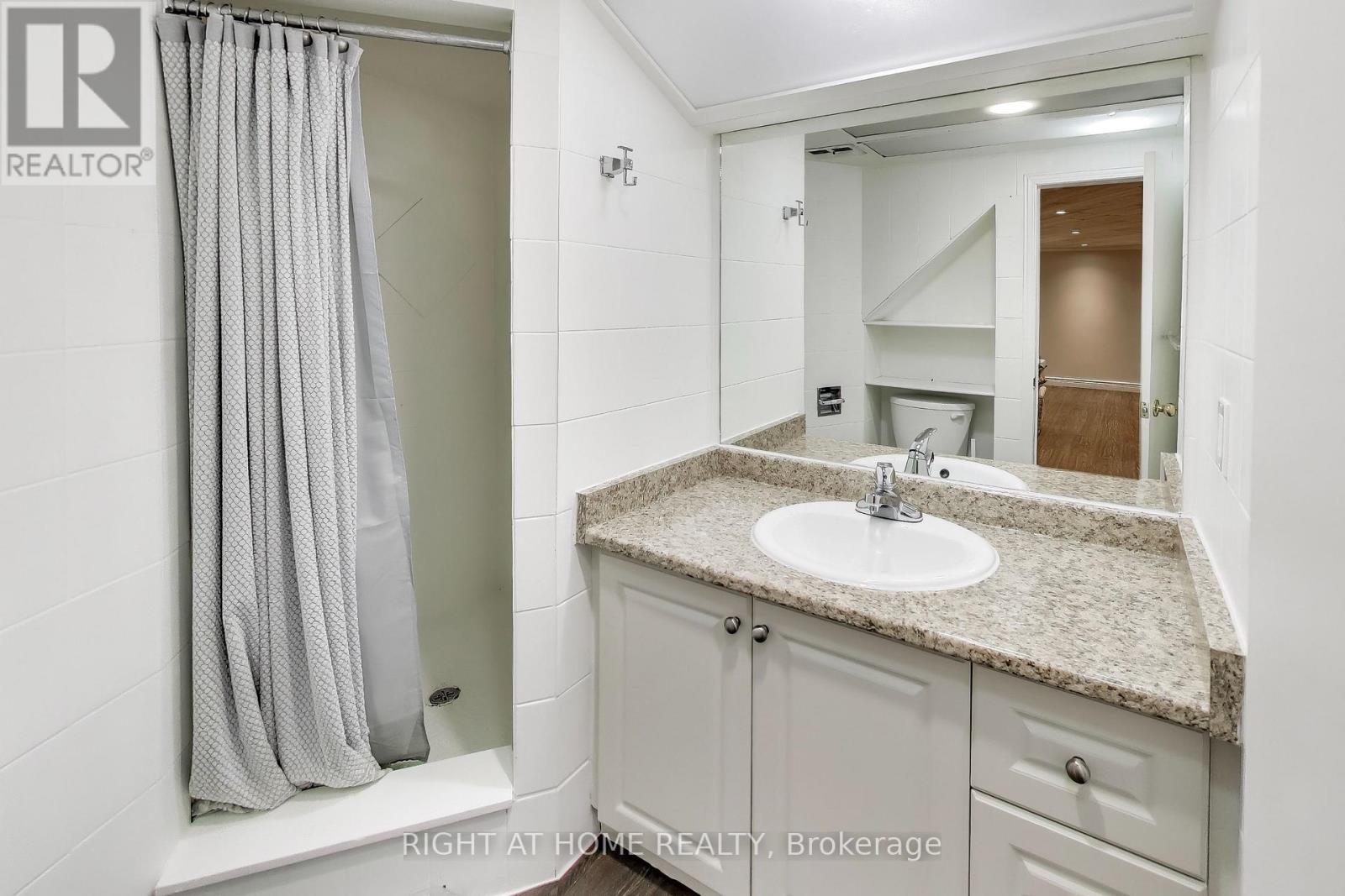 71 Mississauga Road N, Mississauga, Ontario  L5H 2H9 - Photo 18 - W12461165