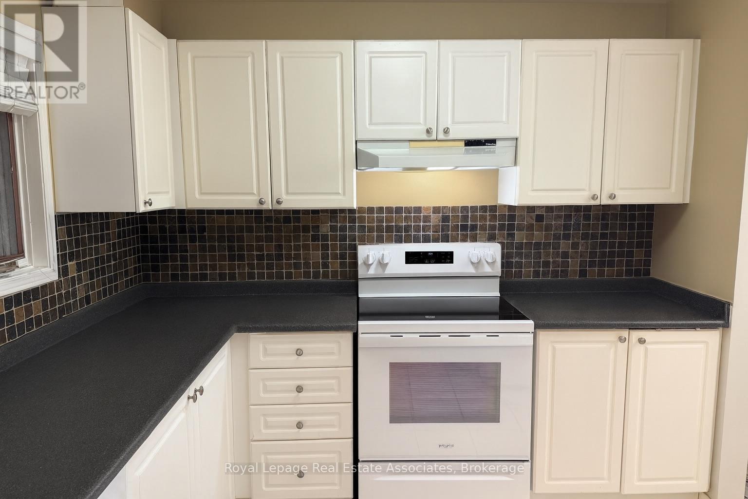 7156 Sandhurst Drive, Mississauga, Ontario  L5N 7H1 - Photo 3 - W12555730