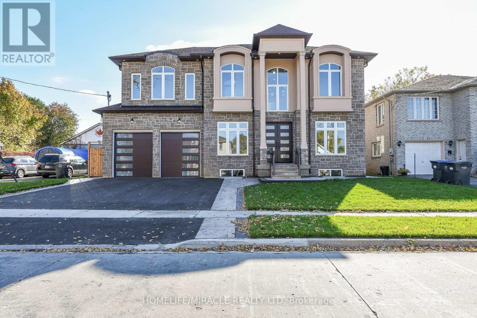 11 Hillcrest Avenue, Brampton, Ontario  L6W 1Y7 - Photo 4 - W12553112