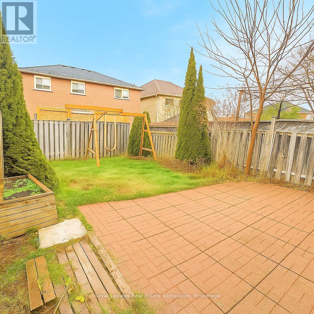 7156 Sandhurst Drive, Mississauga, Ontario  L5N 7H1 - Photo 12 - W12555730
