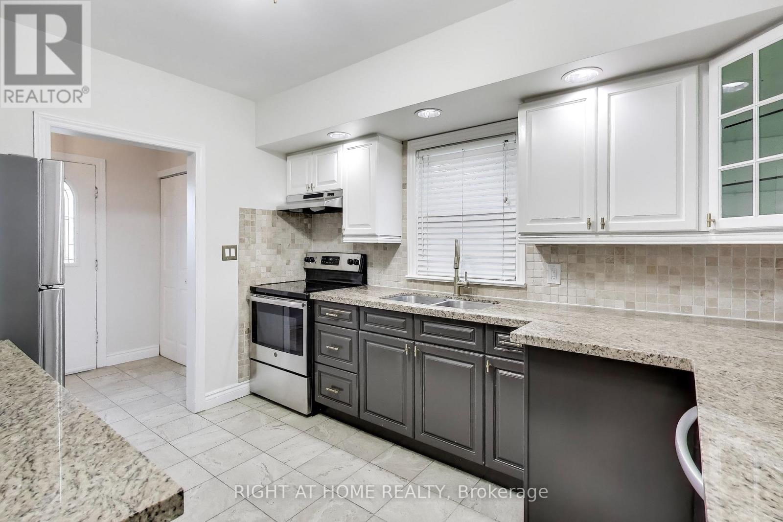 71 Mississauga Road N, Mississauga, Ontario  L5H 2H9 - Photo 6 - W12461165