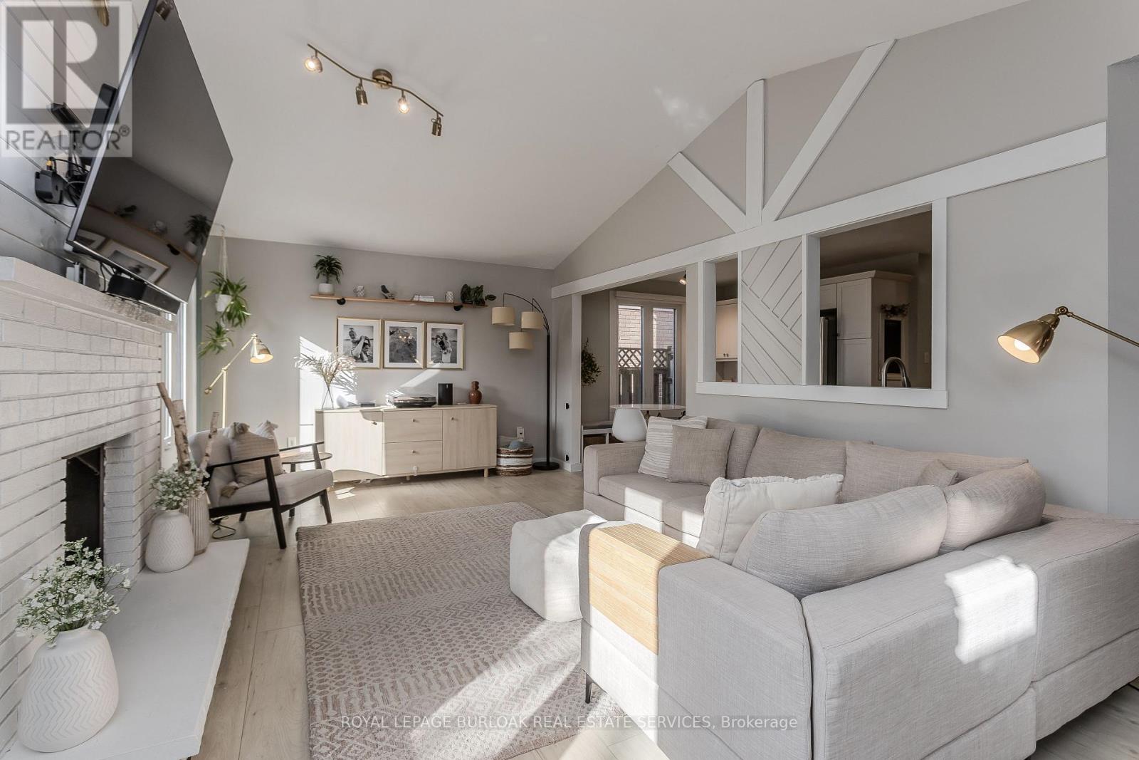 347 Delancey Boulevard, Hamilton, Ontario L9B 2B4 - Photo 2 - X12556260