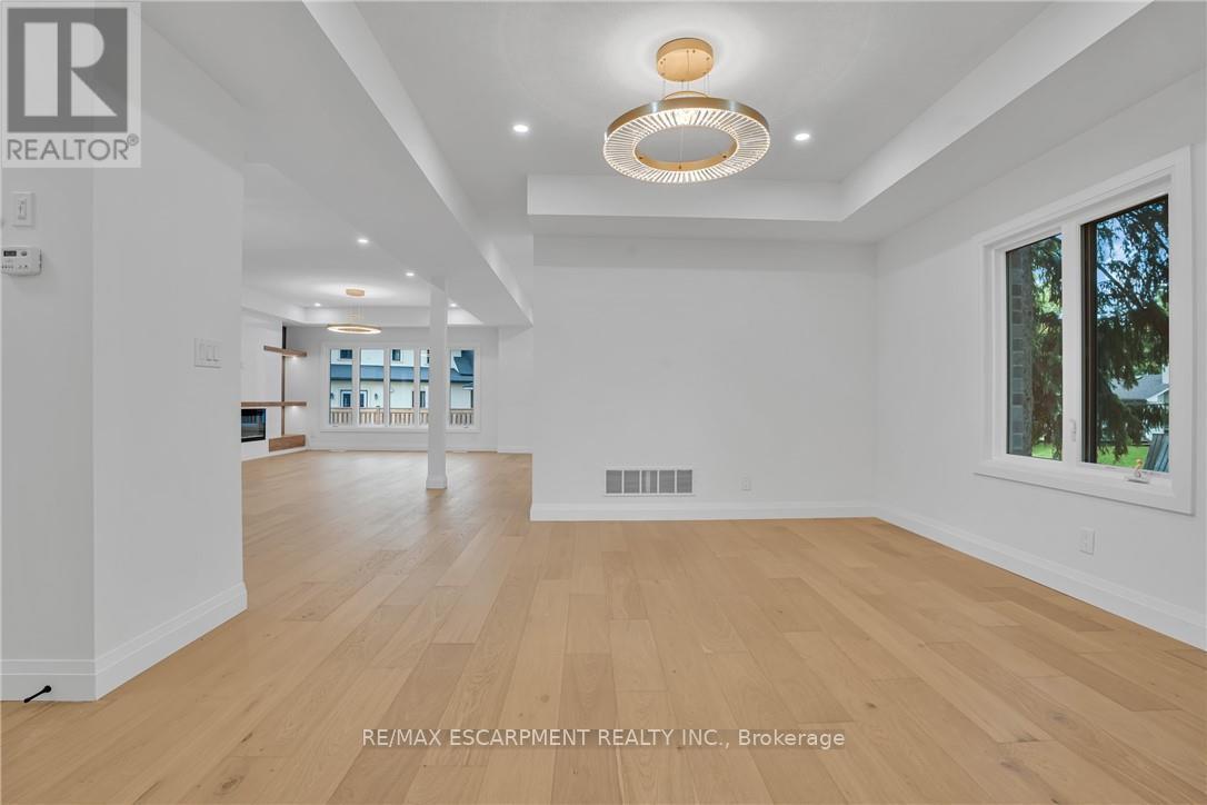 386 Southcote Road, Hamilton, Ontario  L9G 2W3 - Photo 14 - X12556752