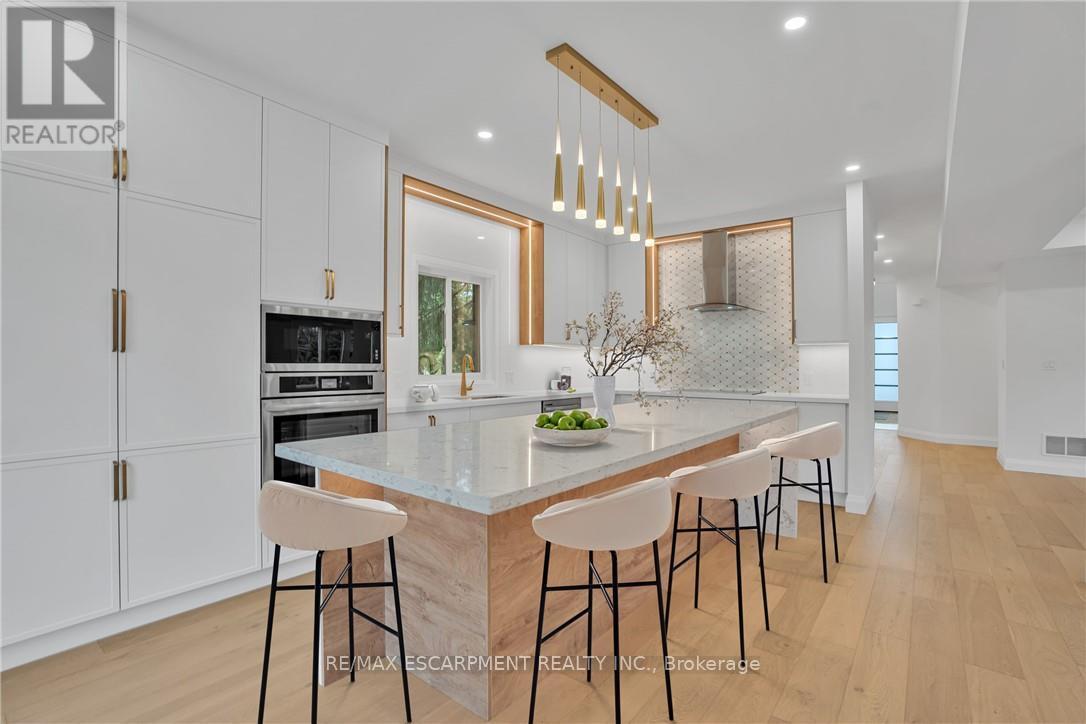 386 Southcote Road, Hamilton, Ontario  L9G 2W3 - Photo 6 - X12556752