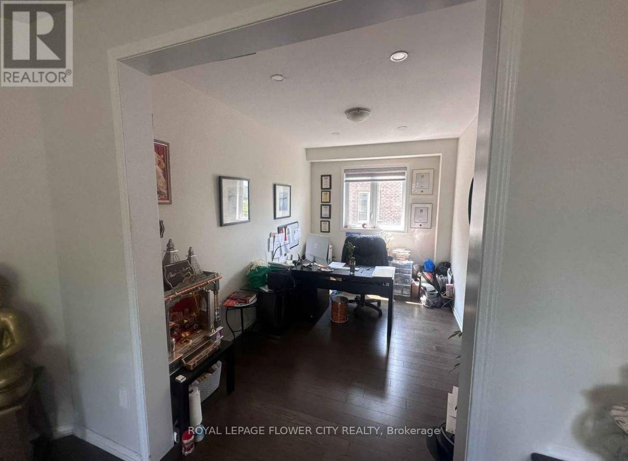 14 Iguana Trail, Brampton, Ontario  L7A 4N2 - Photo 5 - W12556292