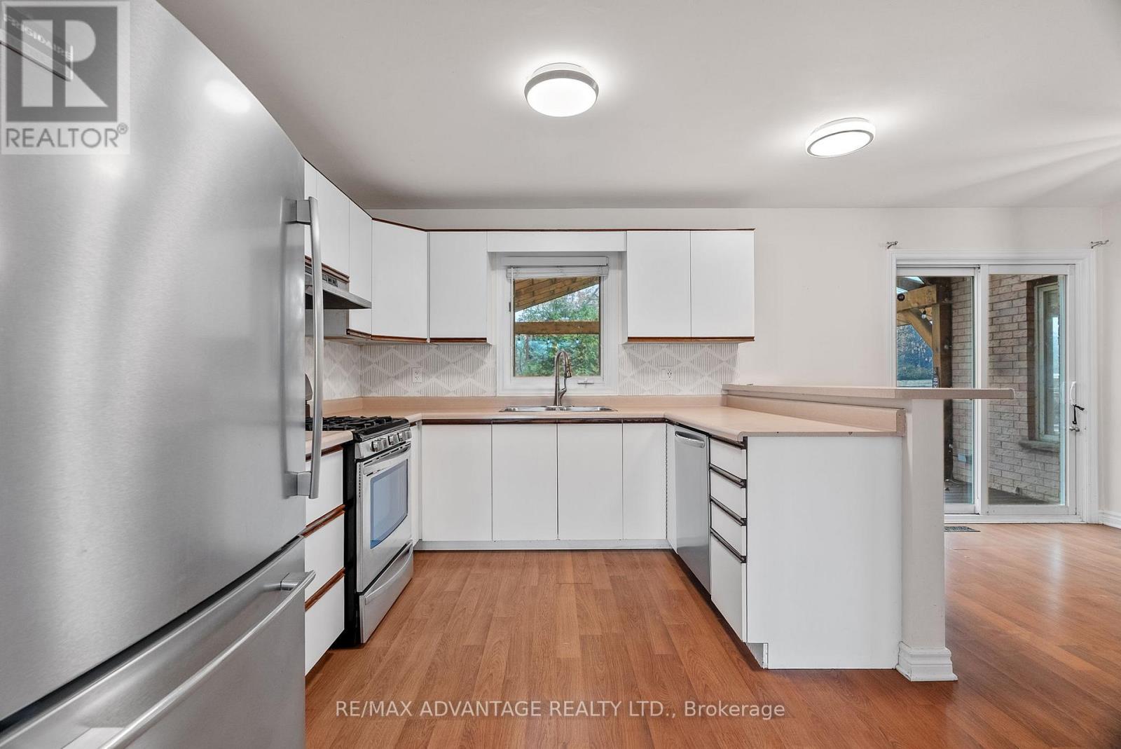 21 Village Gate Crescent, Thames Centre, Ontario  N0L 1G3 - Photo 11 - X12556940