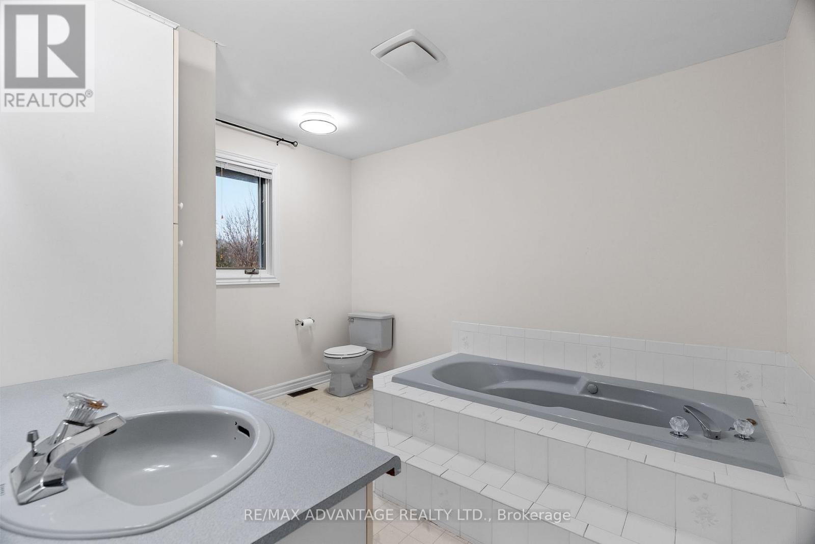 21 Village Gate Crescent, Thames Centre, Ontario  N0L 1G3 - Photo 26 - X12556940