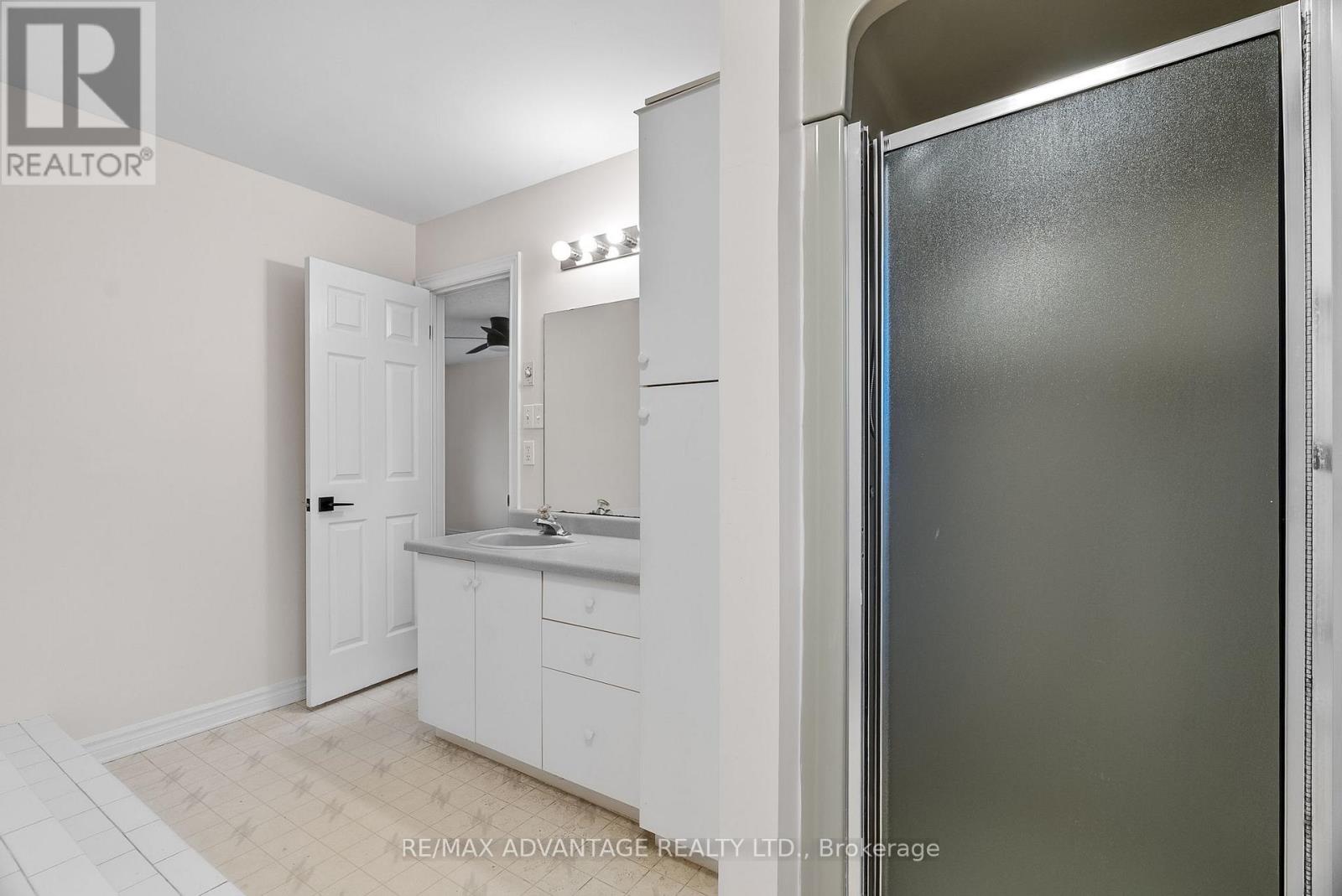 21 Village Gate Crescent, Thames Centre, Ontario  N0L 1G3 - Photo 27 - X12556940