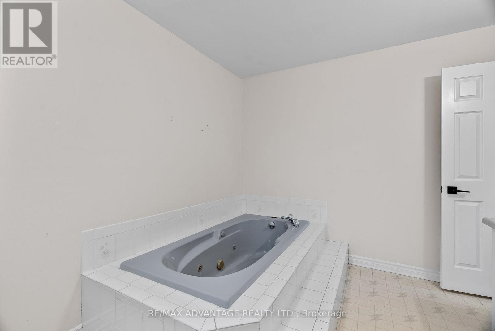 21 Village Gate Crescent, Thames Centre, Ontario  N0L 1G3 - Photo 28 - X12556940