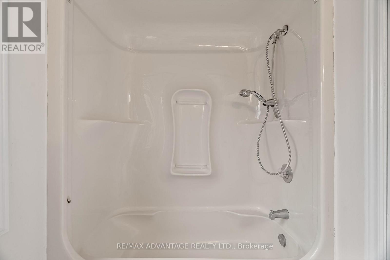 21 Village Gate Crescent, Thames Centre, Ontario  N0L 1G3 - Photo 34 - X12556940