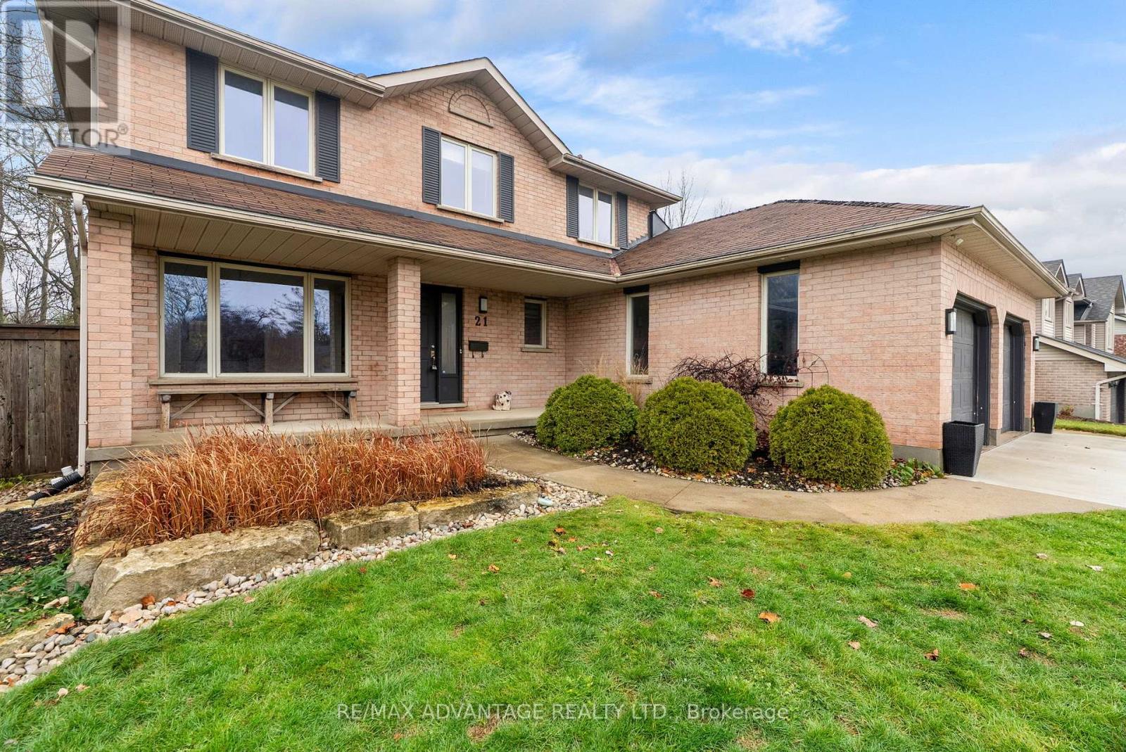 21 Village Gate Crescent, Thames Centre, Ontario  N0L 1G3 - Photo 4 - X12556940