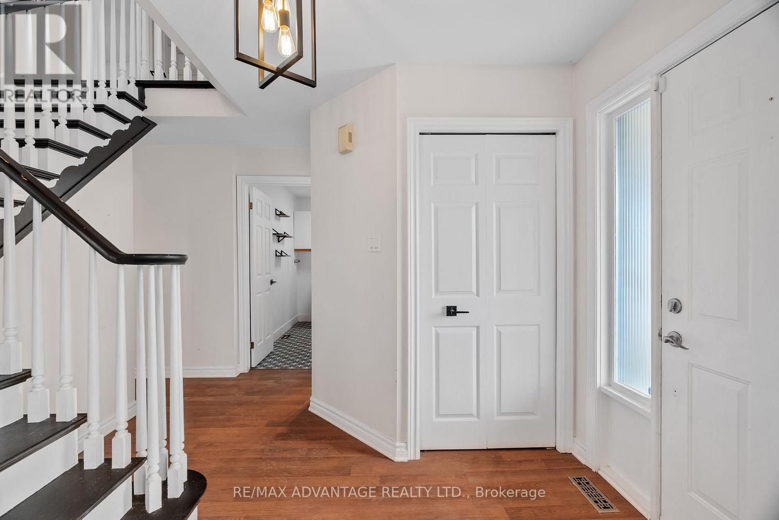 21 Village Gate Crescent, Thames Centre, Ontario  N0L 1G3 - Photo 5 - X12556940