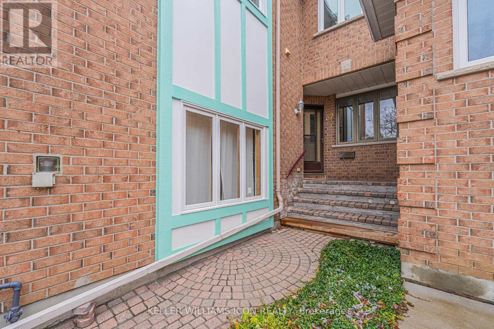 32 Ashpark Crescent, Ottawa, Ontario  K1T 3N8 - Photo 2 - X12556916