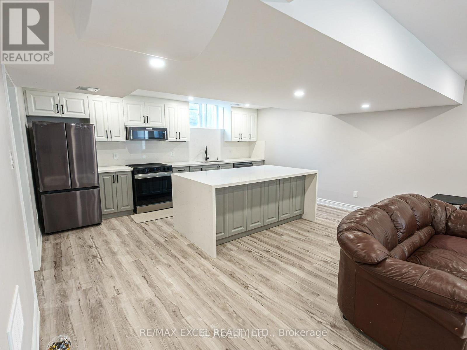 1 Tomwood Court, Whitchurch-Stouffville, Ontario  L4A 1V6 - Photo 2 - N12556794