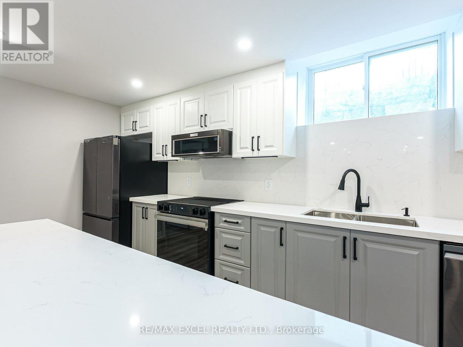 1 Tomwood Court, Whitchurch-Stouffville, Ontario  L4A 1V6 - Photo 3 - N12556794