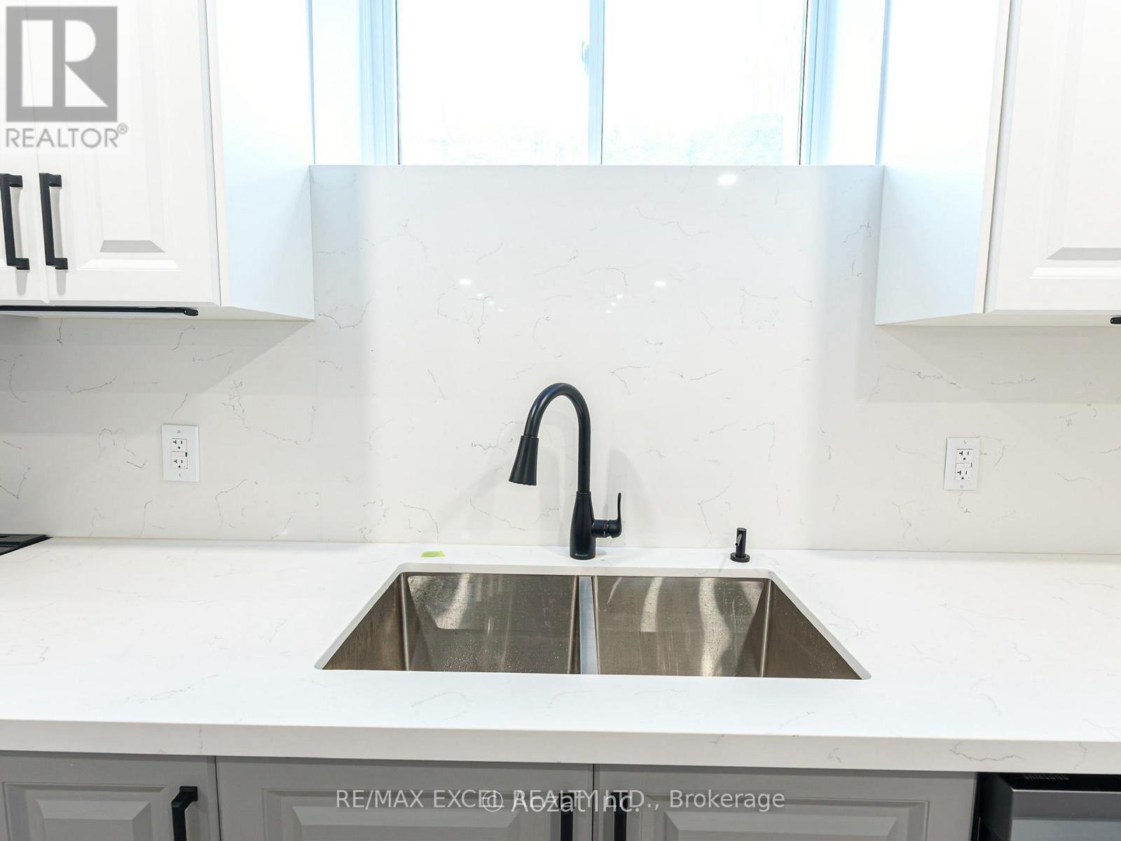 1 Tomwood Court, Whitchurch-Stouffville, Ontario  L4A 1V6 - Photo 5 - N12556794