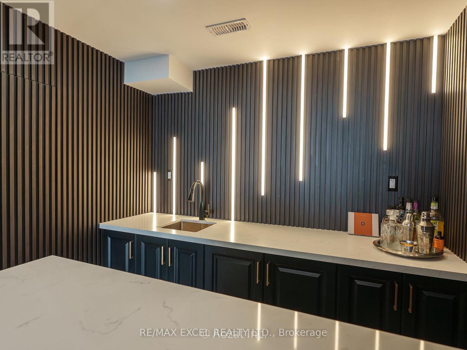 1 Tomwood Court, Whitchurch-Stouffville, Ontario  L4A 1V6 - Photo 8 - N12556794