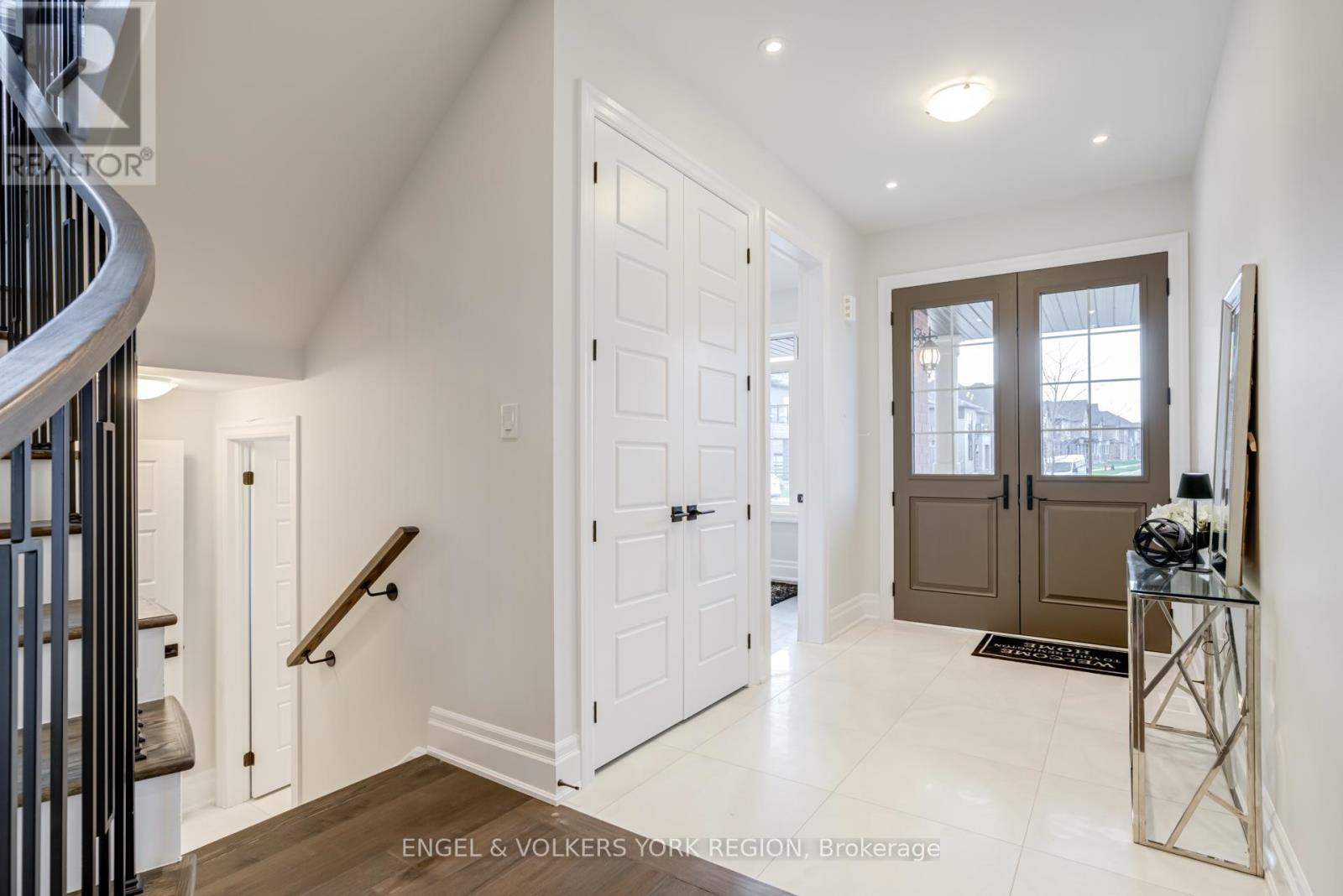 10 Keyworth Crescent, Brampton, Ontario  L6R 4G3 - Photo 3 - W12556800