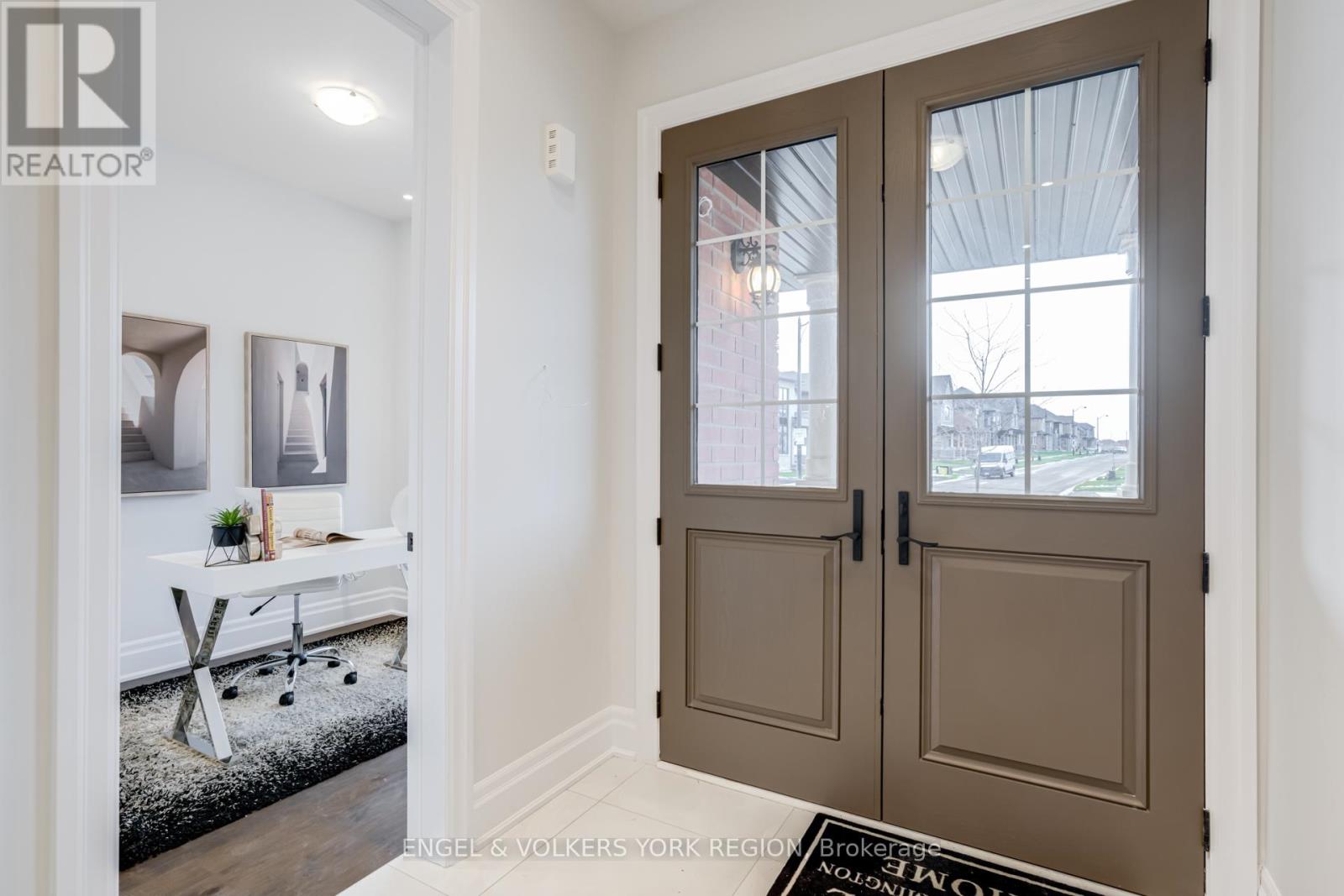 10 Keyworth Crescent, Brampton, Ontario  L6R 4G3 - Photo 4 - W12556800