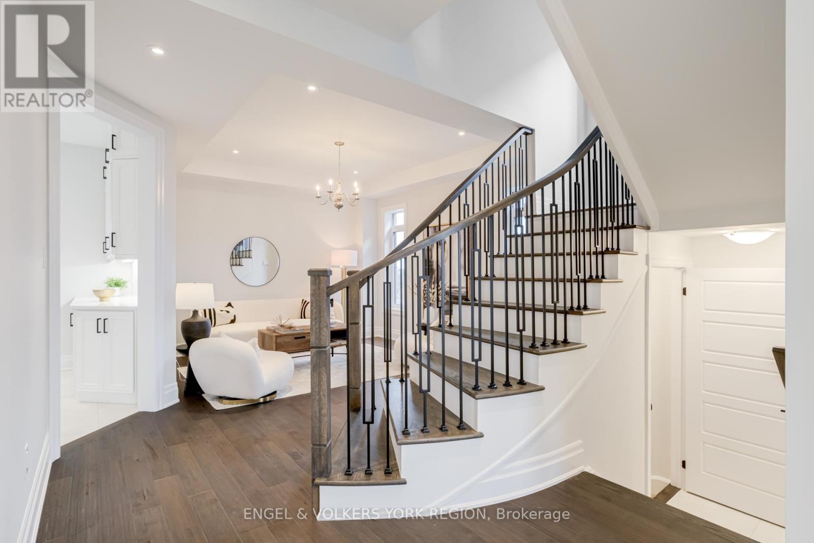 10 Keyworth Crescent, Brampton, Ontario  L6R 4G3 - Photo 5 - W12556800