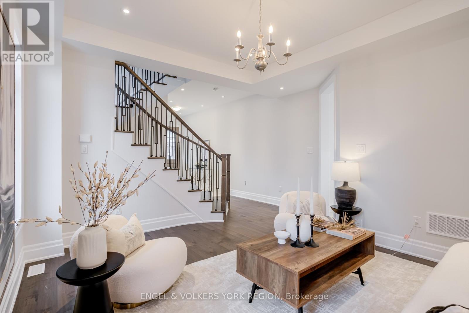 10 Keyworth Crescent, Brampton, Ontario  L6R 4G3 - Photo 8 - W12556800