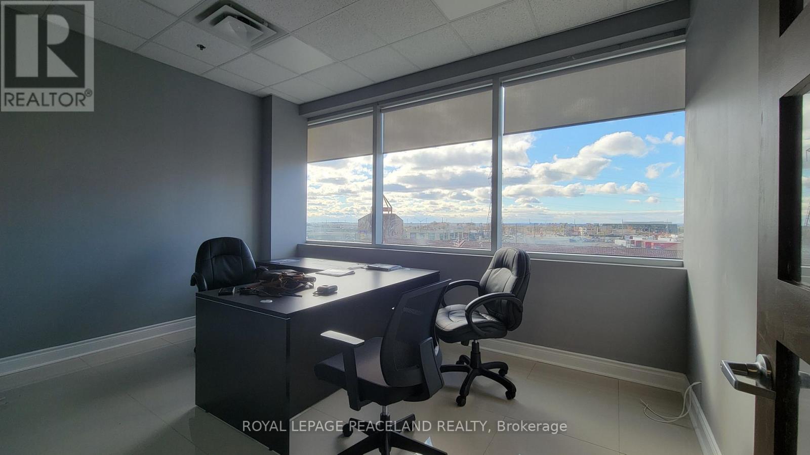 407 - 218 Export Boulevard, Mississauga, Ontario  L5S 1Y4 - Photo 4 - W12556806