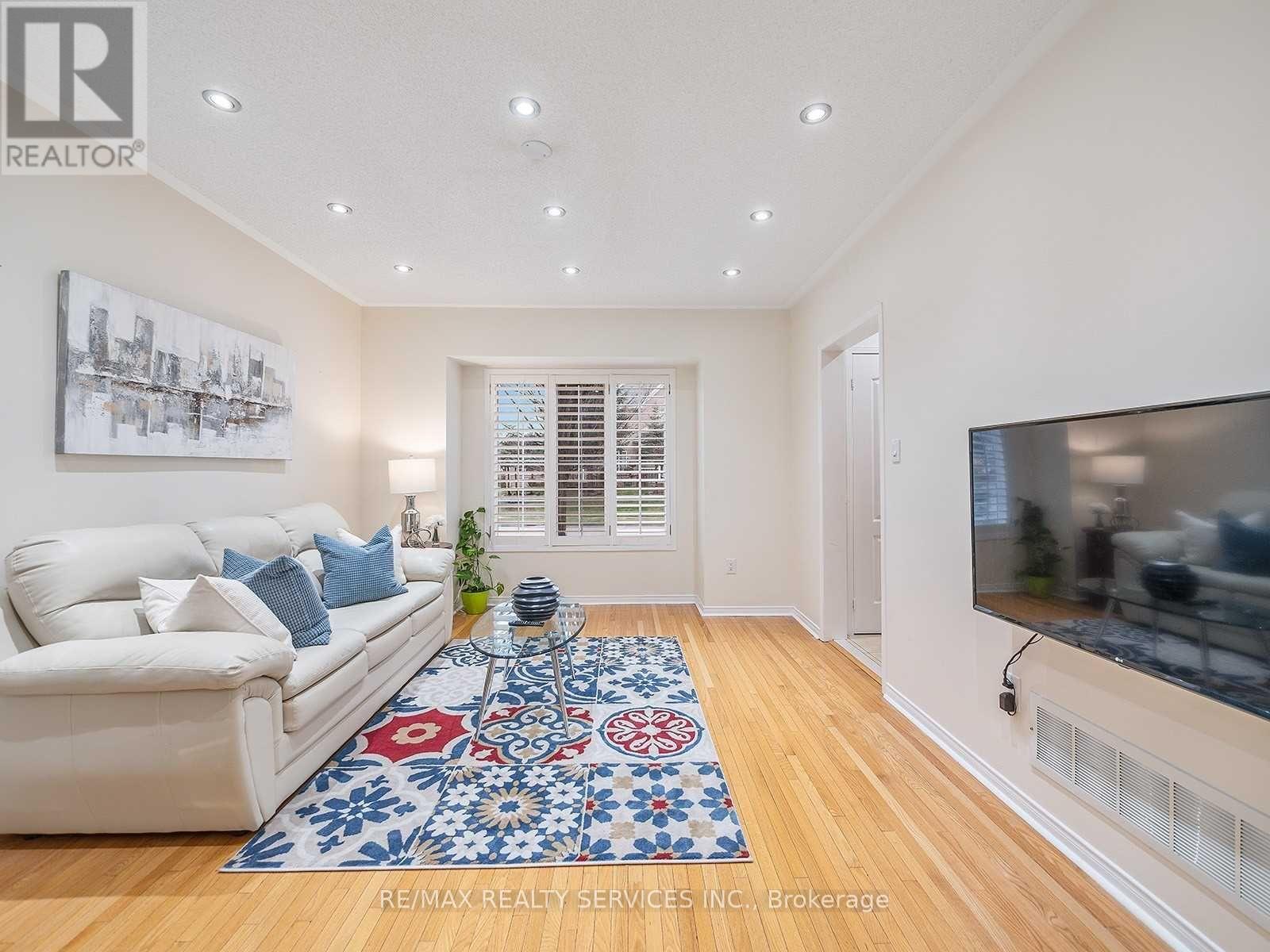 1 Pilgrim Place, Brampton, Ontario  L6X 4X9 - Photo 5 - W12556816