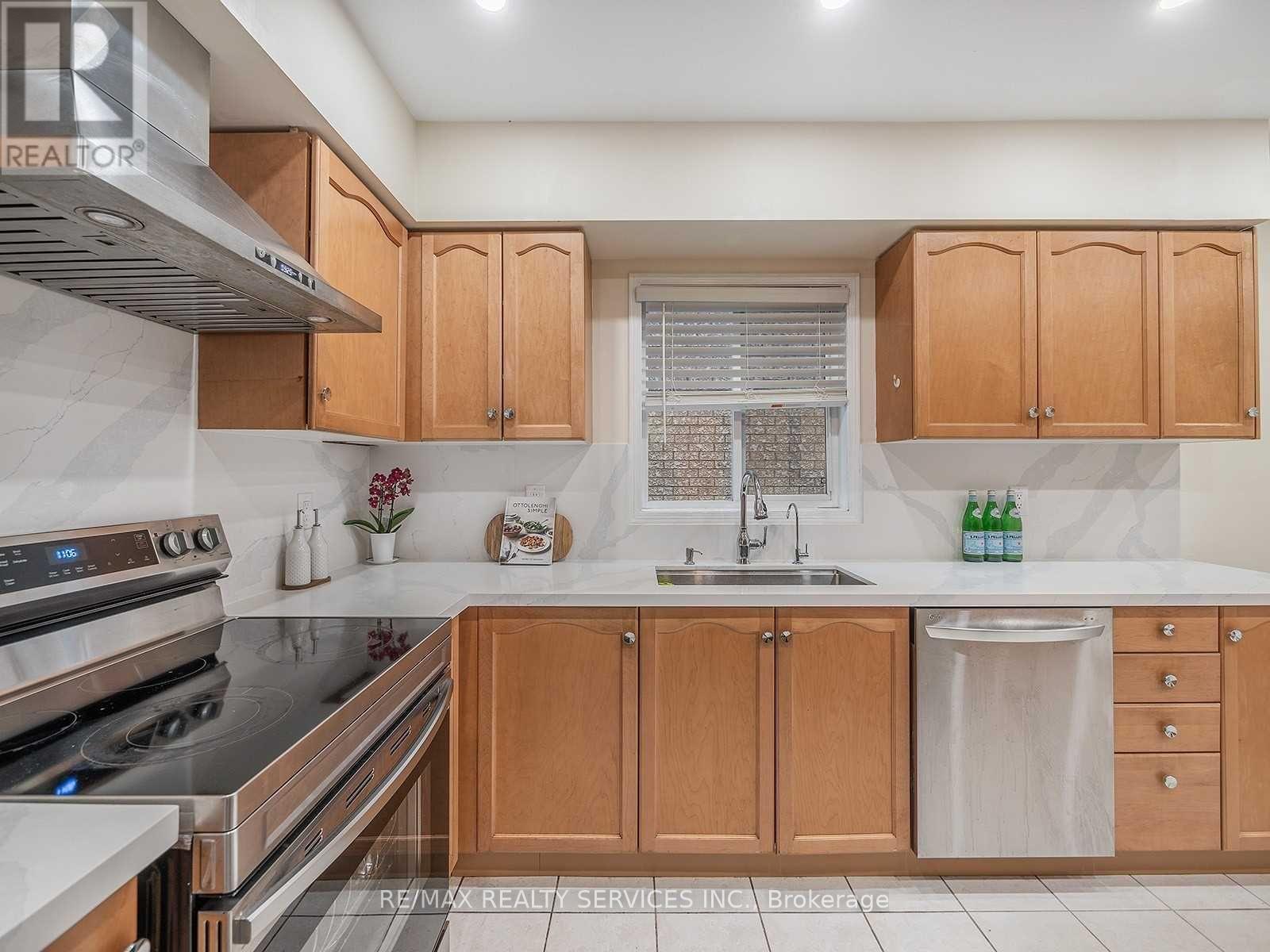 1 Pilgrim Place, Brampton, Ontario  L6X 4X9 - Photo 6 - W12556816