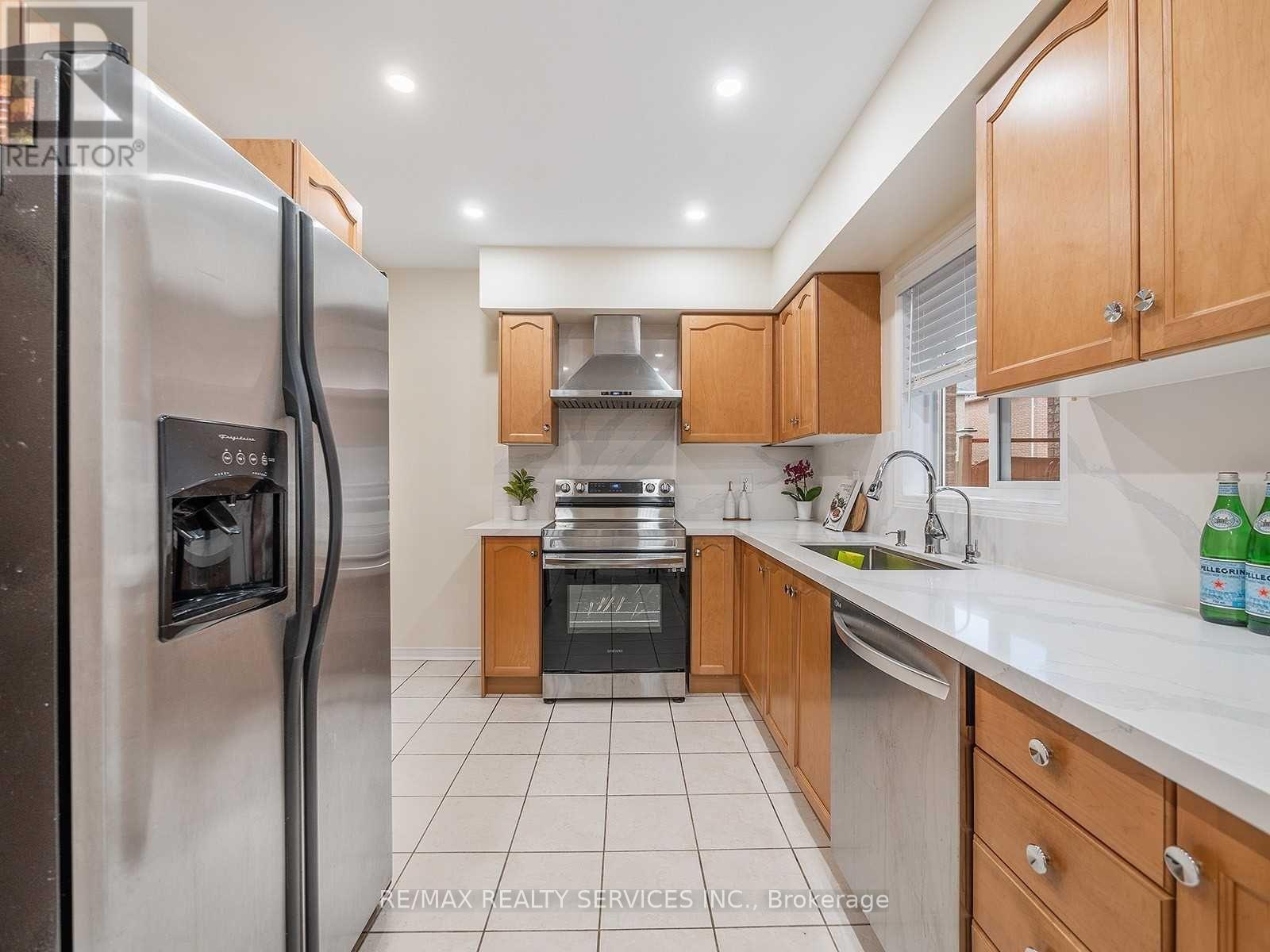 1 Pilgrim Place, Brampton, Ontario  L6X 4X9 - Photo 7 - W12556816