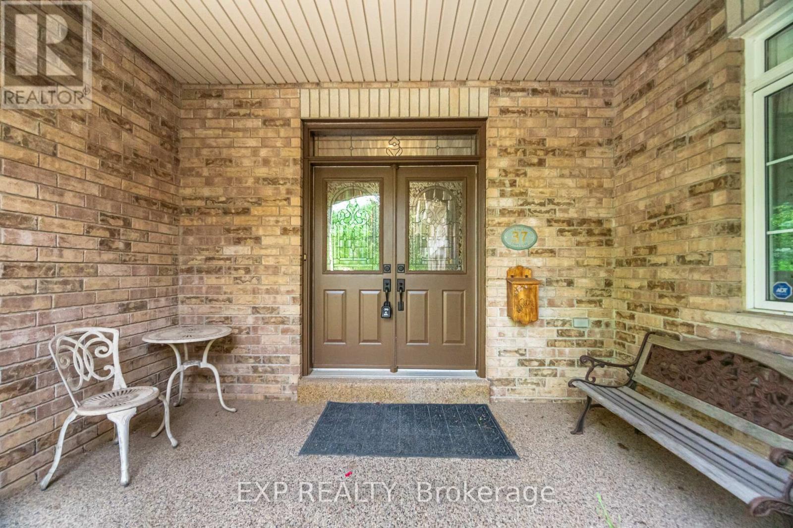 37 Links Lane, Brampton, Ontario  L6Y 5H2 - Photo 6 - W12556824