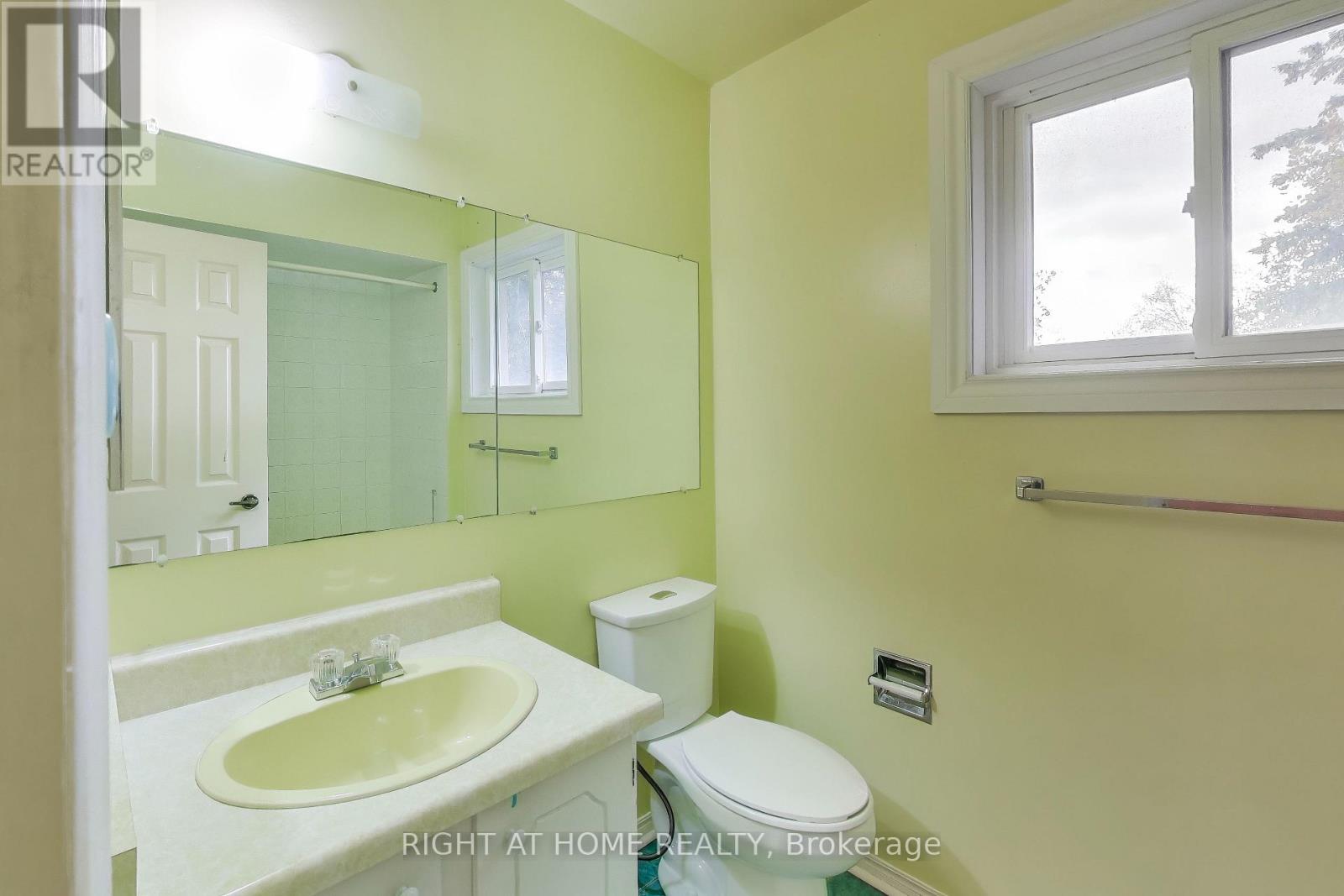 2436 Folkway Drive, Mississauga, Ontario  L5L 3N3 - Photo 16 - W12556826