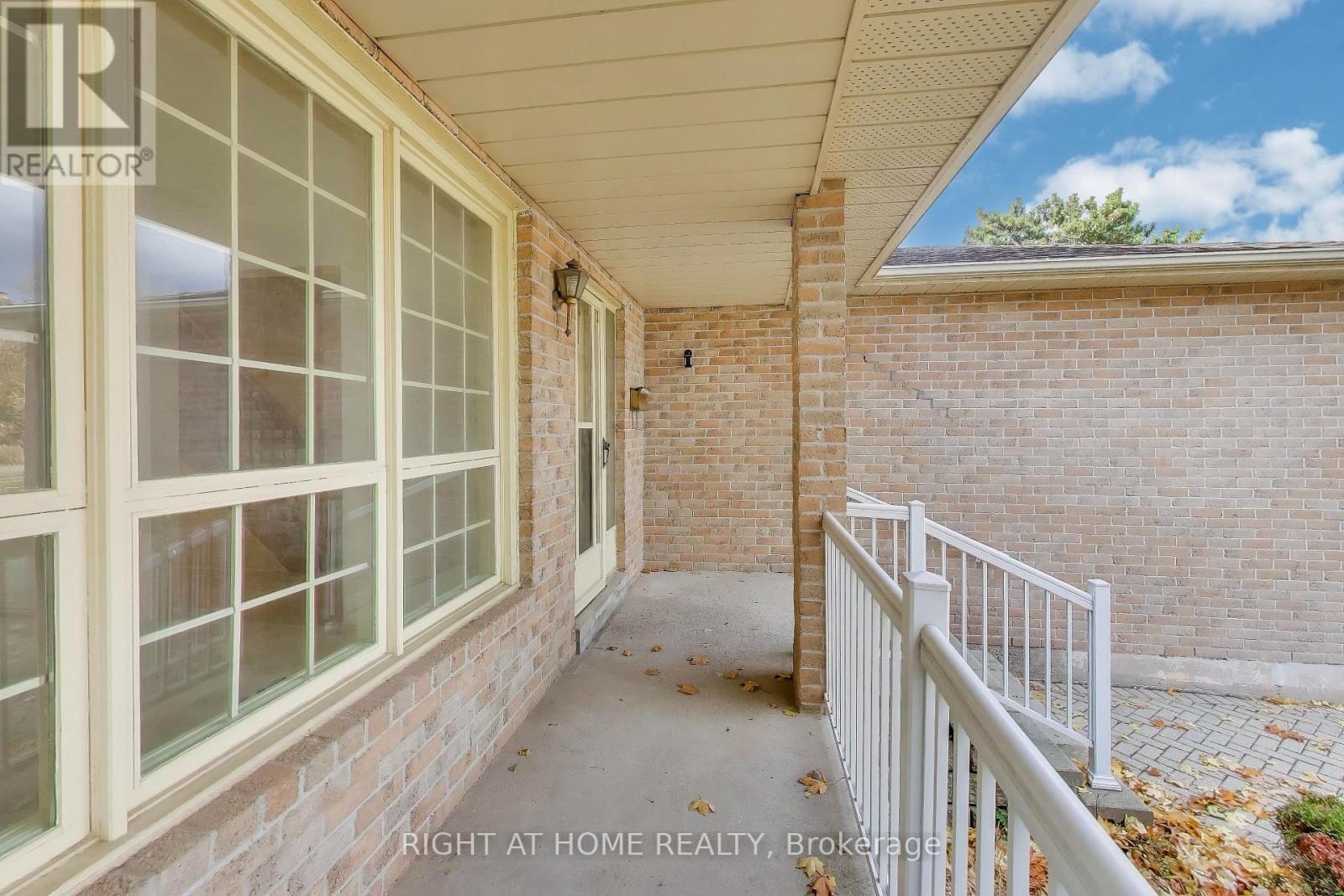 2436 Folkway Drive, Mississauga, Ontario  L5L 3N3 - Photo 2 - W12556826