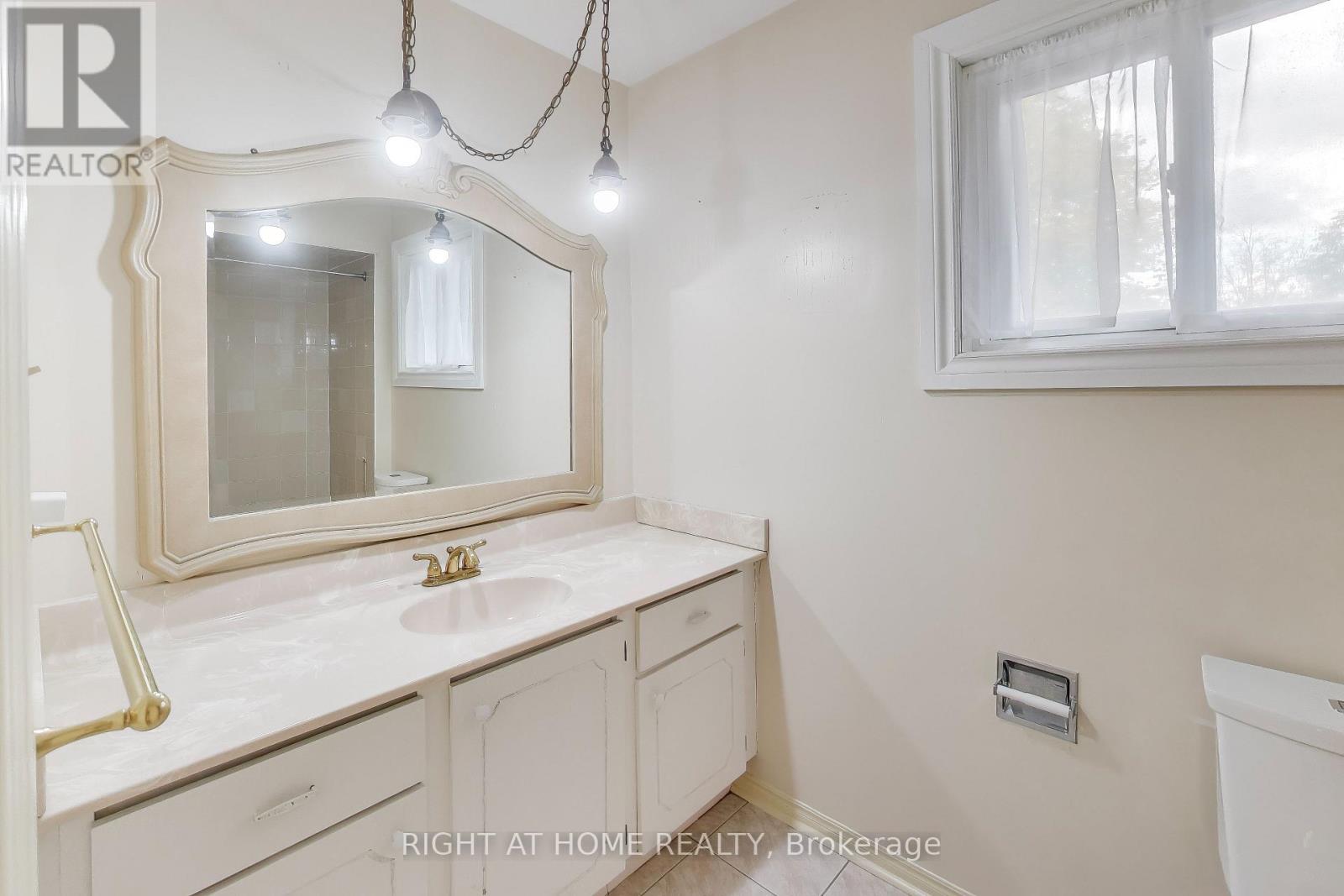 2436 Folkway Drive, Mississauga, Ontario  L5L 3N3 - Photo 22 - W12556826