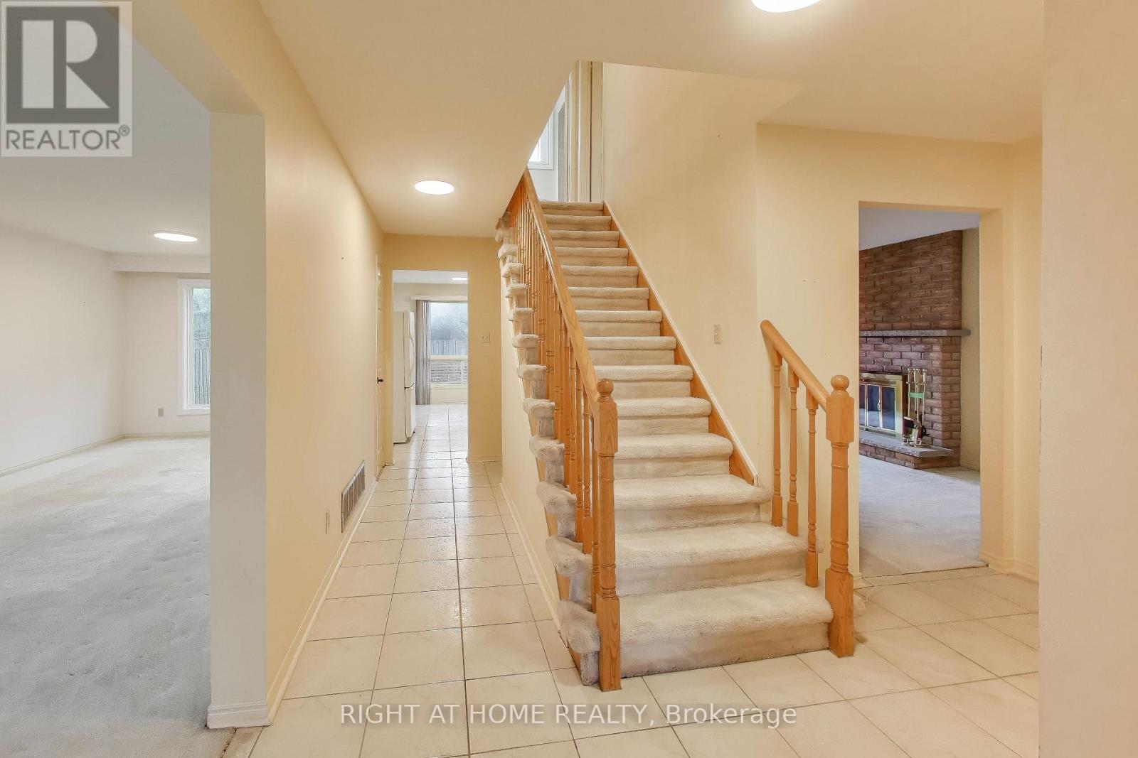 2436 Folkway Drive, Mississauga, Ontario  L5L 3N3 - Photo 3 - W12556826