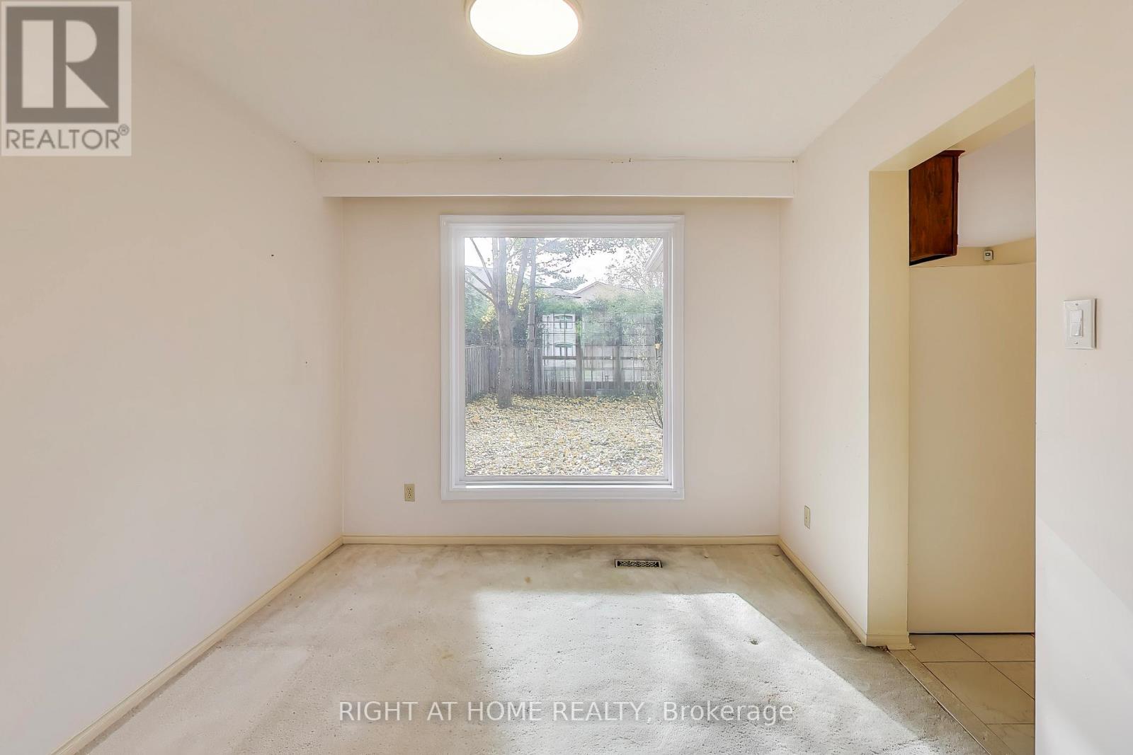 2436 Folkway Drive, Mississauga, Ontario  L5L 3N3 - Photo 6 - W12556826